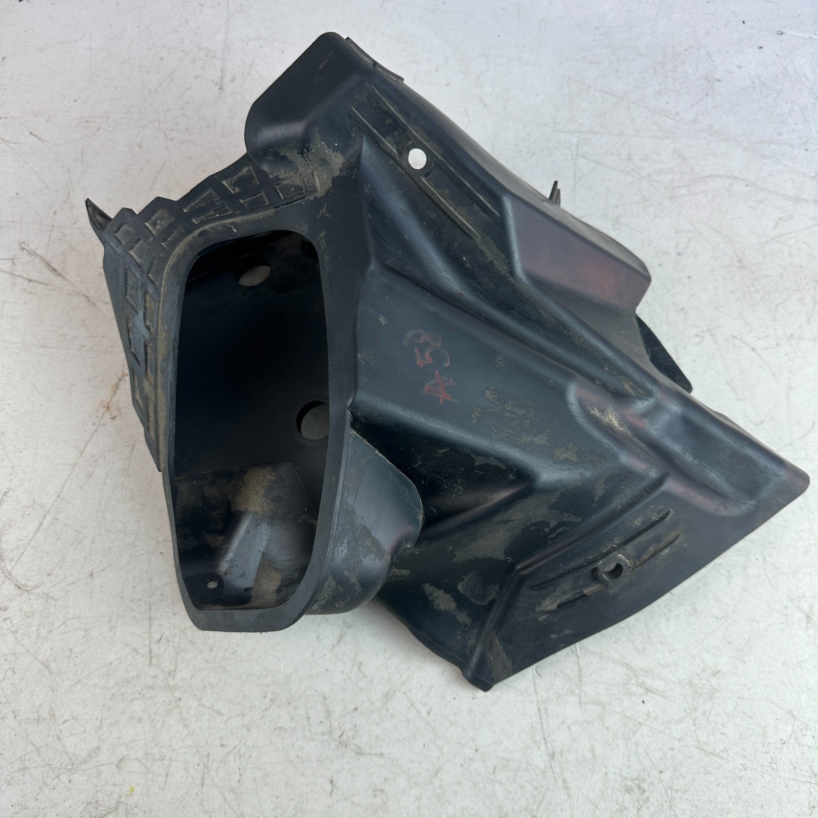 2016-2024 CHEVROLET CAMARO ENGINE AIR CLEANER INTAKE LOWER GUIDE BAFFLE 23507393