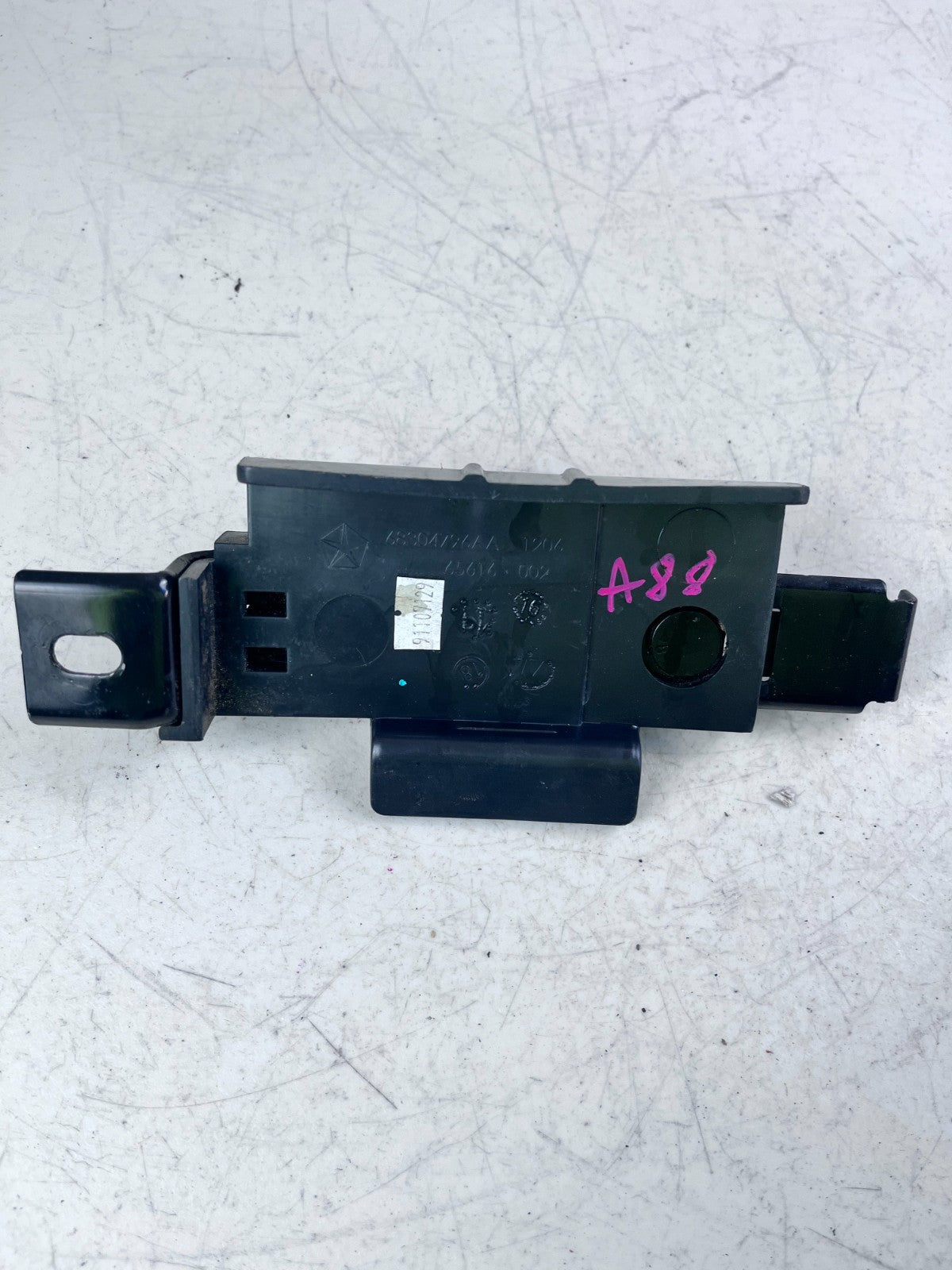 2017-2022 JEEP COMPASS BATTERY HOLD DOWN STRAP CLAMP HOLDER BRACKET 68304796AA