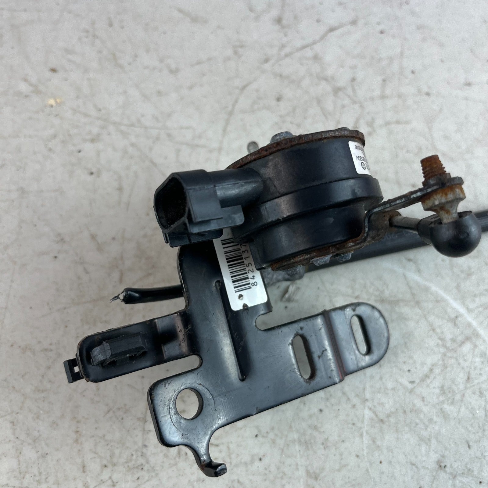 14-19 CHEVY CORVETTE REAR RIGHT SUSPENSION HEIGHT LEVEL SENSOR W/ WIRE 23110570