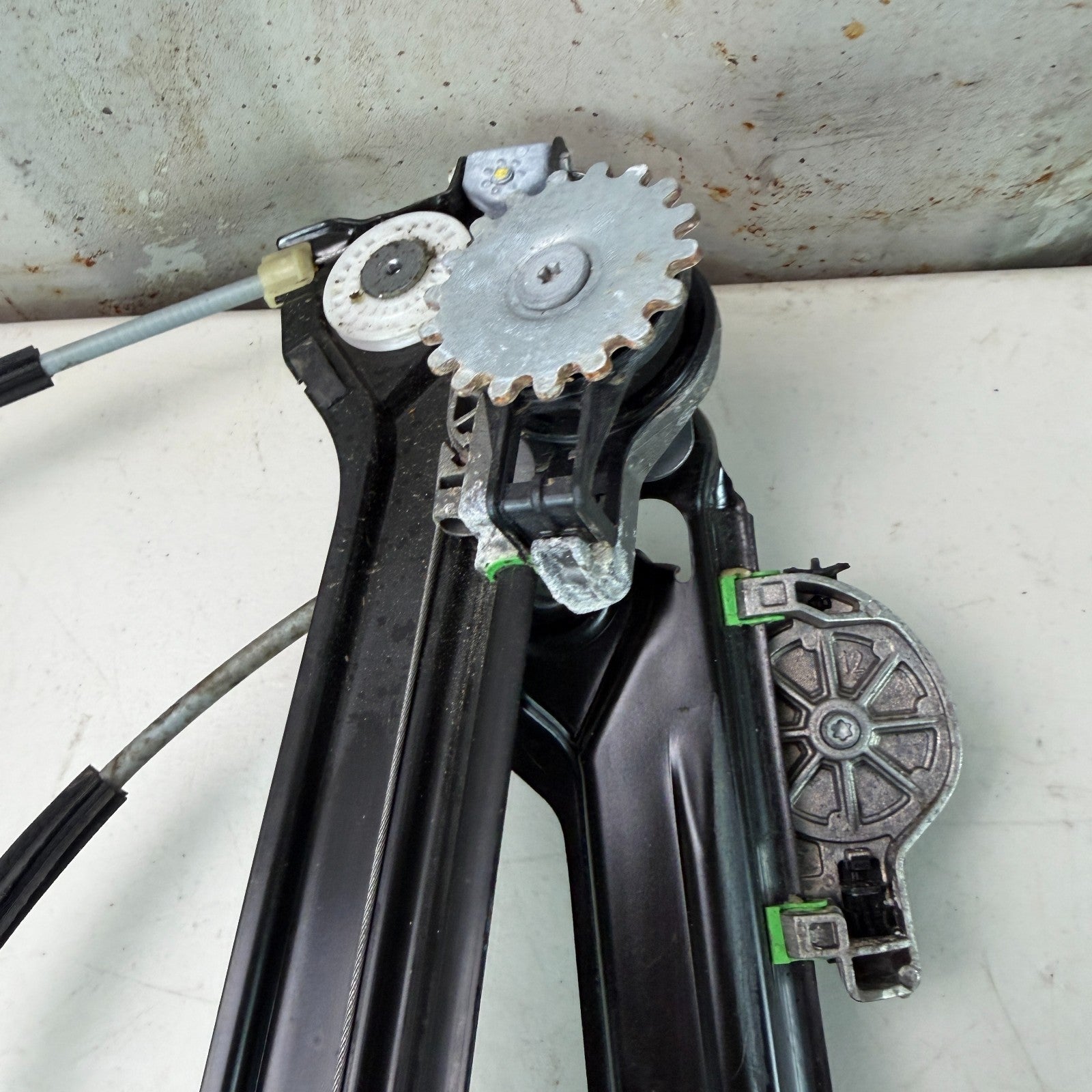 2017-2020 MASERATI LEVANTE FRONT LEFT SIDE DOOR WINDOW REGULATOR MOTOR 670104204