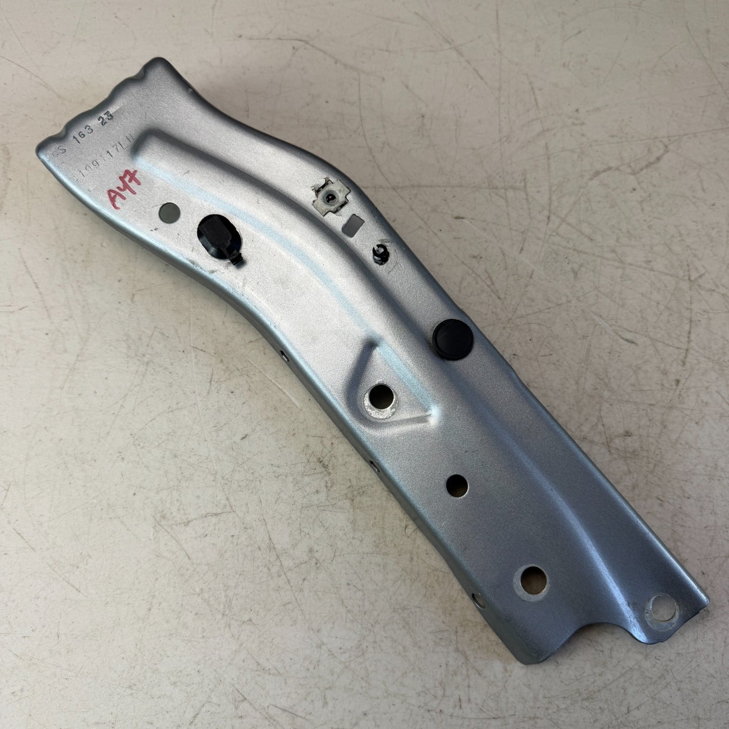 2016-2024 CHEVROLET CAMARO FRONT LEFT DRIVER FENDER SUPPORT BRACKET 84199117 OEM