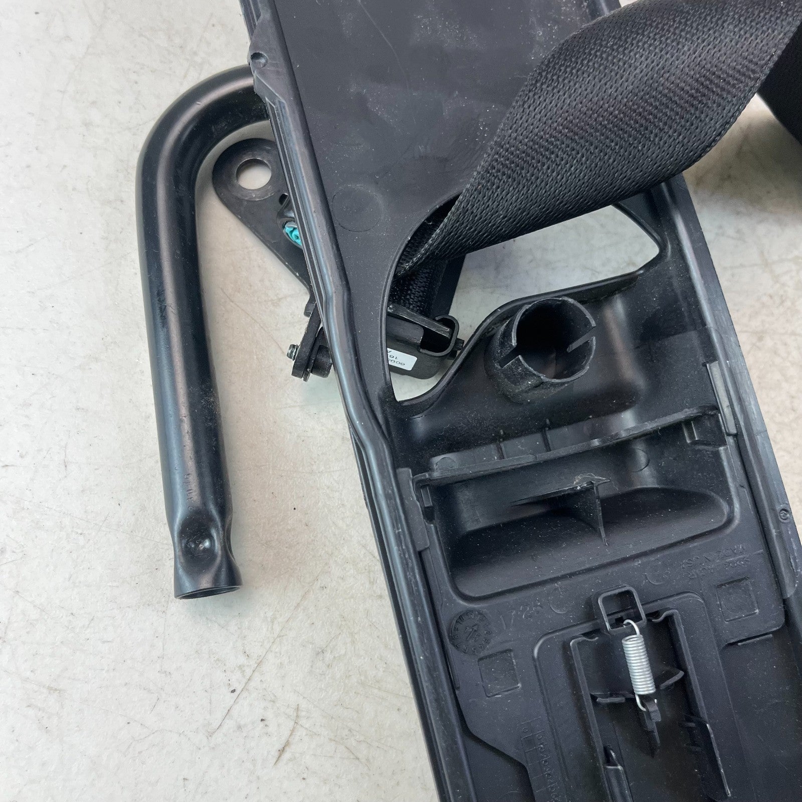 2015-2021 MERCEDES C300 FRONT LEFT SEATBELT SEAT BELT RETRACTOR BLACK 639811800B