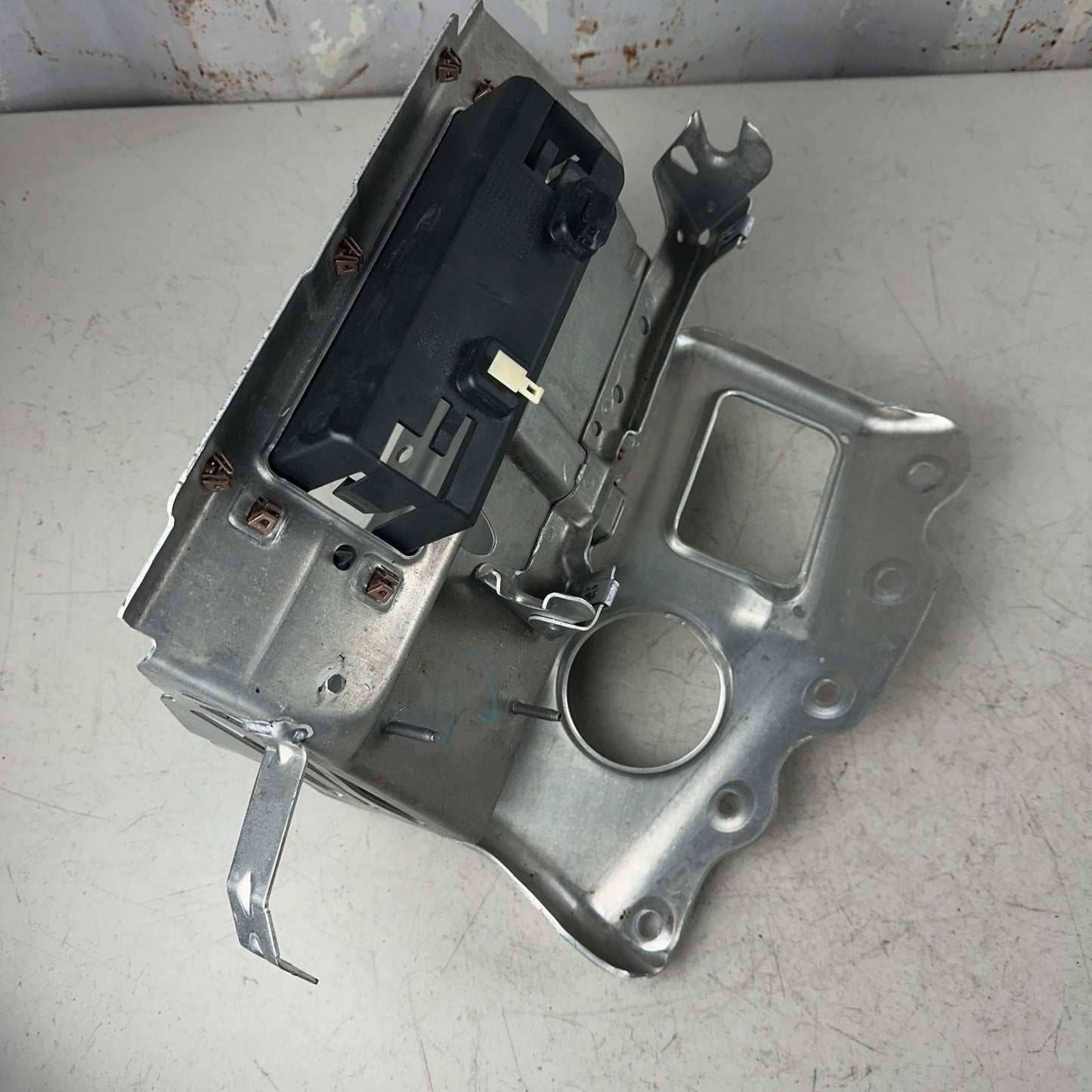 2014-19 CHEVROLET CORVETTE RIGHT SIDE DASH GLOVE BOX MOUNT BRACKET 23425853 OEM