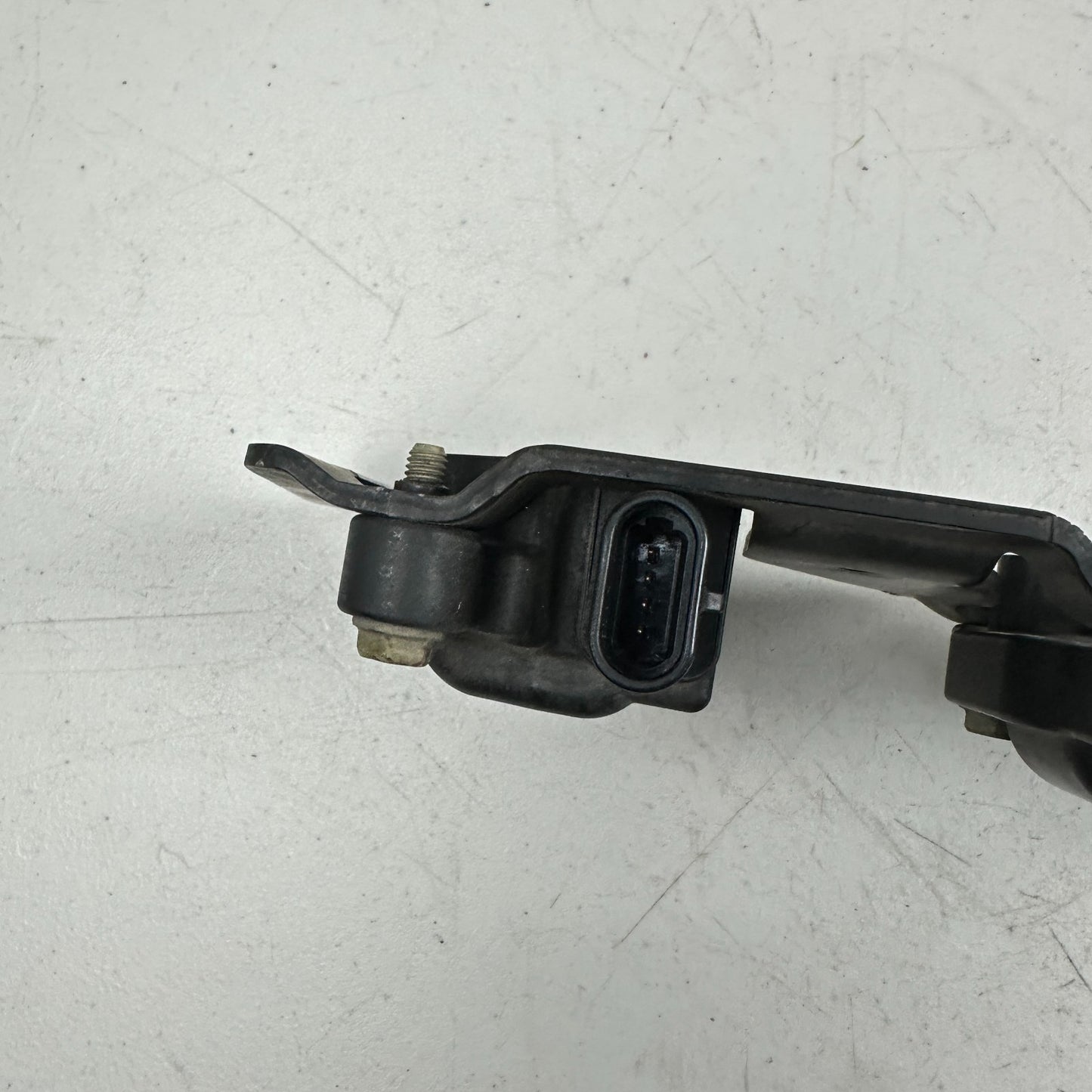 05-13 CORVETTE C6 6.0L V8 LEFT DRIVERS SIDE IGNITION COIL BRACKET ASSEMBLY OEM