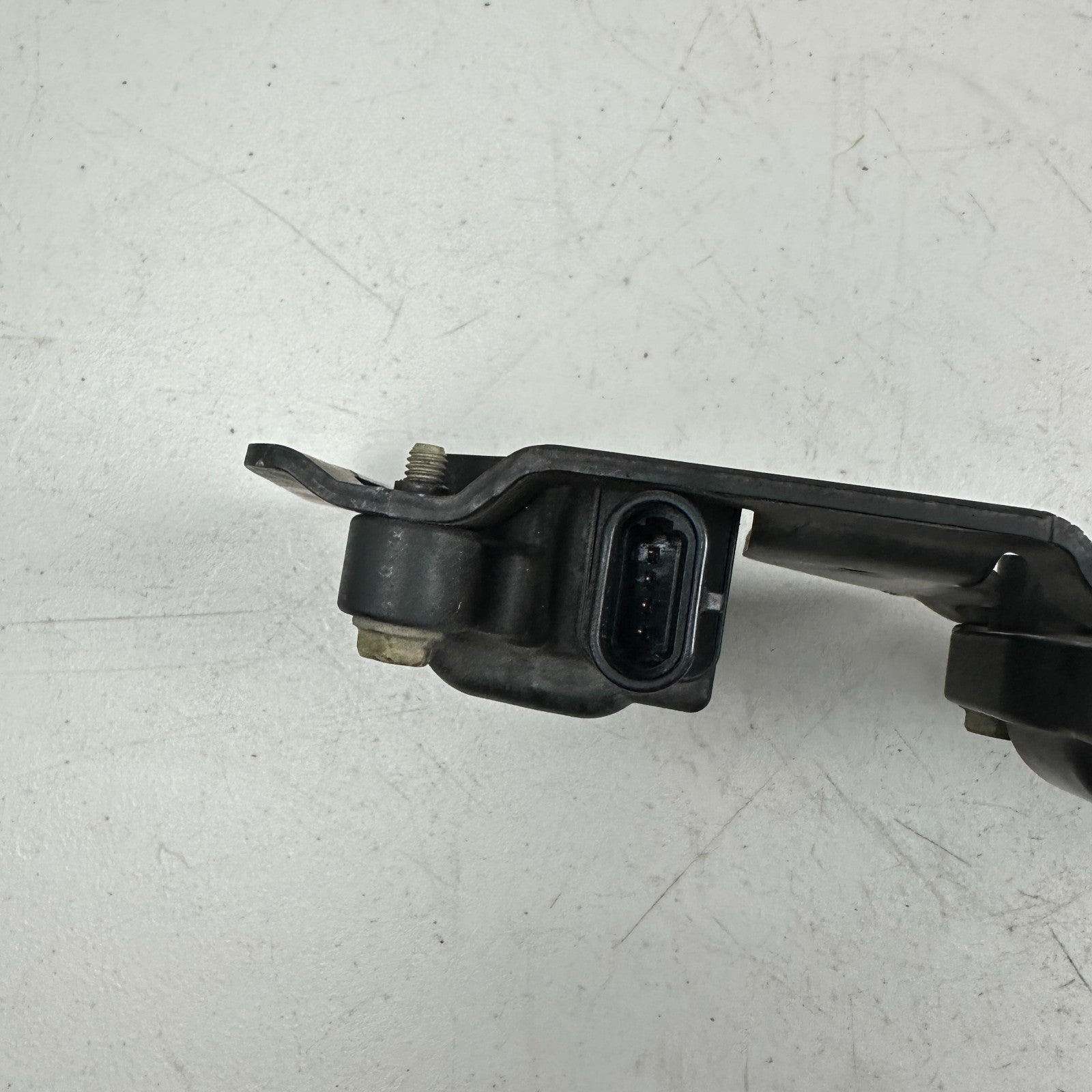 05-13 CORVETTE C6 6.0L V8 LEFT DRIVERS SIDE IGNITION COIL BRACKET ASSEMBLY OEM