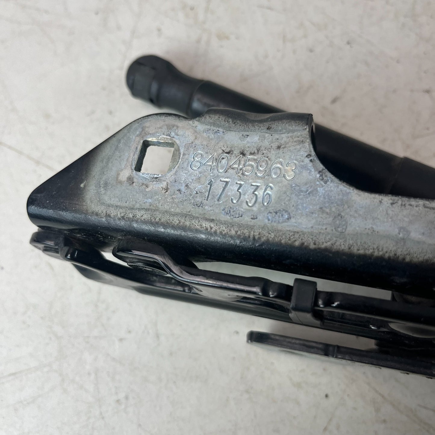 2016-2024 CHEVY CAMARO LEFT SIDE TAILGATE HINGE WITH LIFT SUPPORT 84045963 OEM