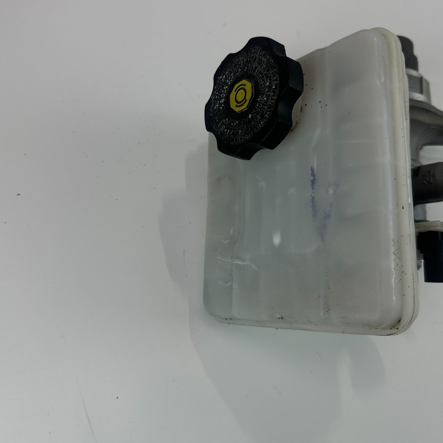 14-19 CHEVROLET CORVETTE C7 BRAKE MASTER CYLINDER W/ RESERVOIR TANK 32670188 OEM