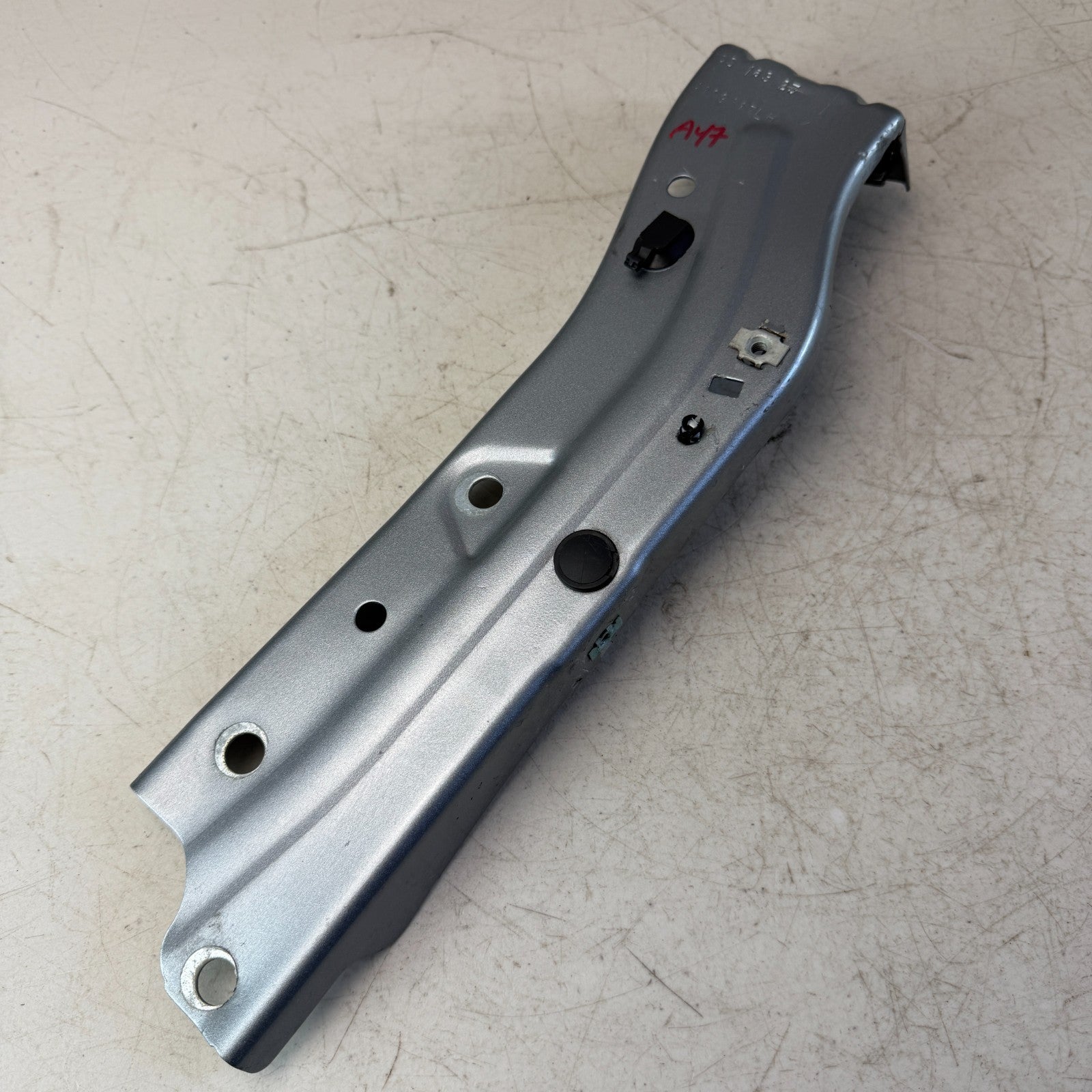 2016-2024 CHEVROLET CAMARO FRONT LEFT DRIVER FENDER SUPPORT BRACKET 84199117 OEM