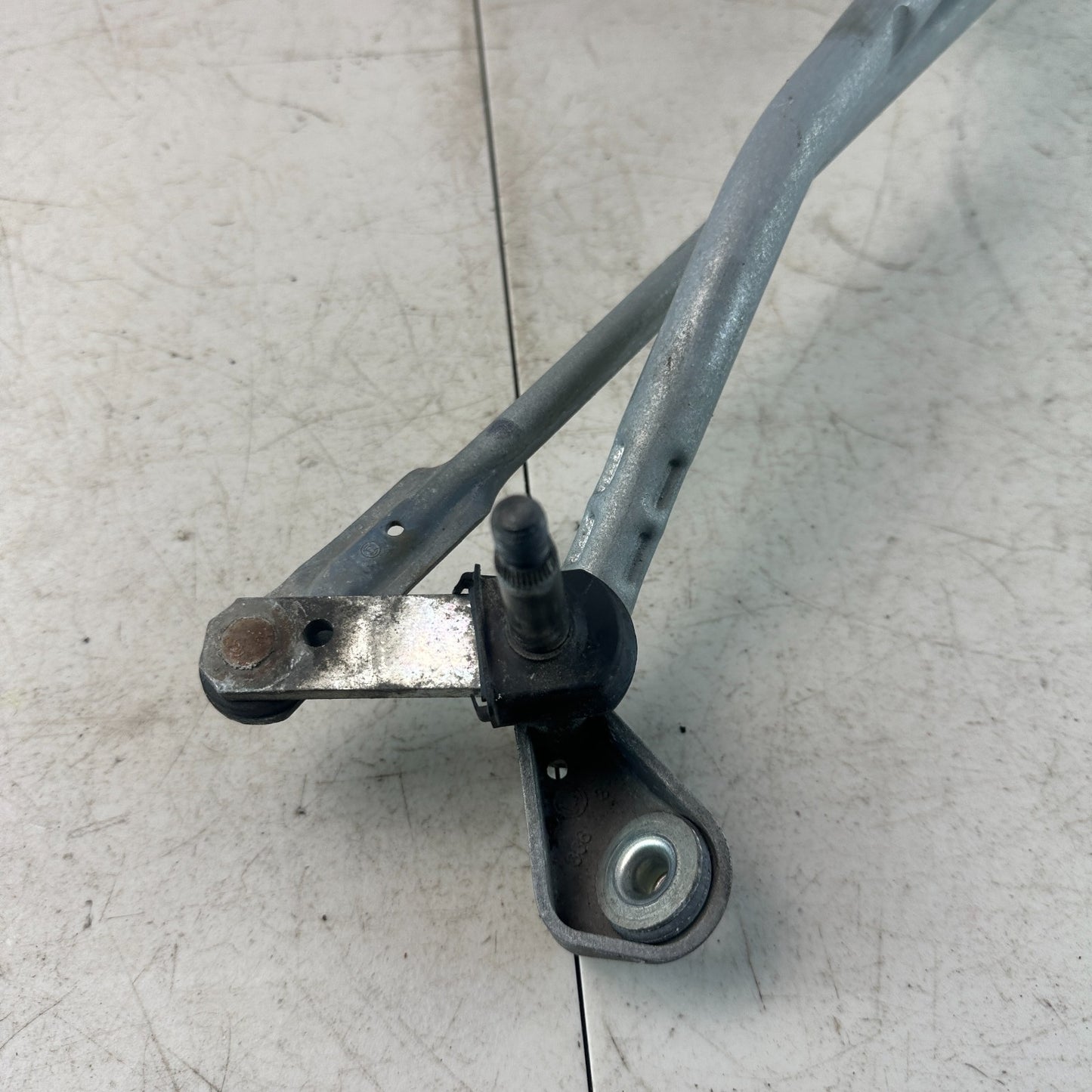 2015-2018 MERCEDES W205 C300 FRONT WINDSHIELD WIPER LINKAGE W/ MOTOR A2058200740
