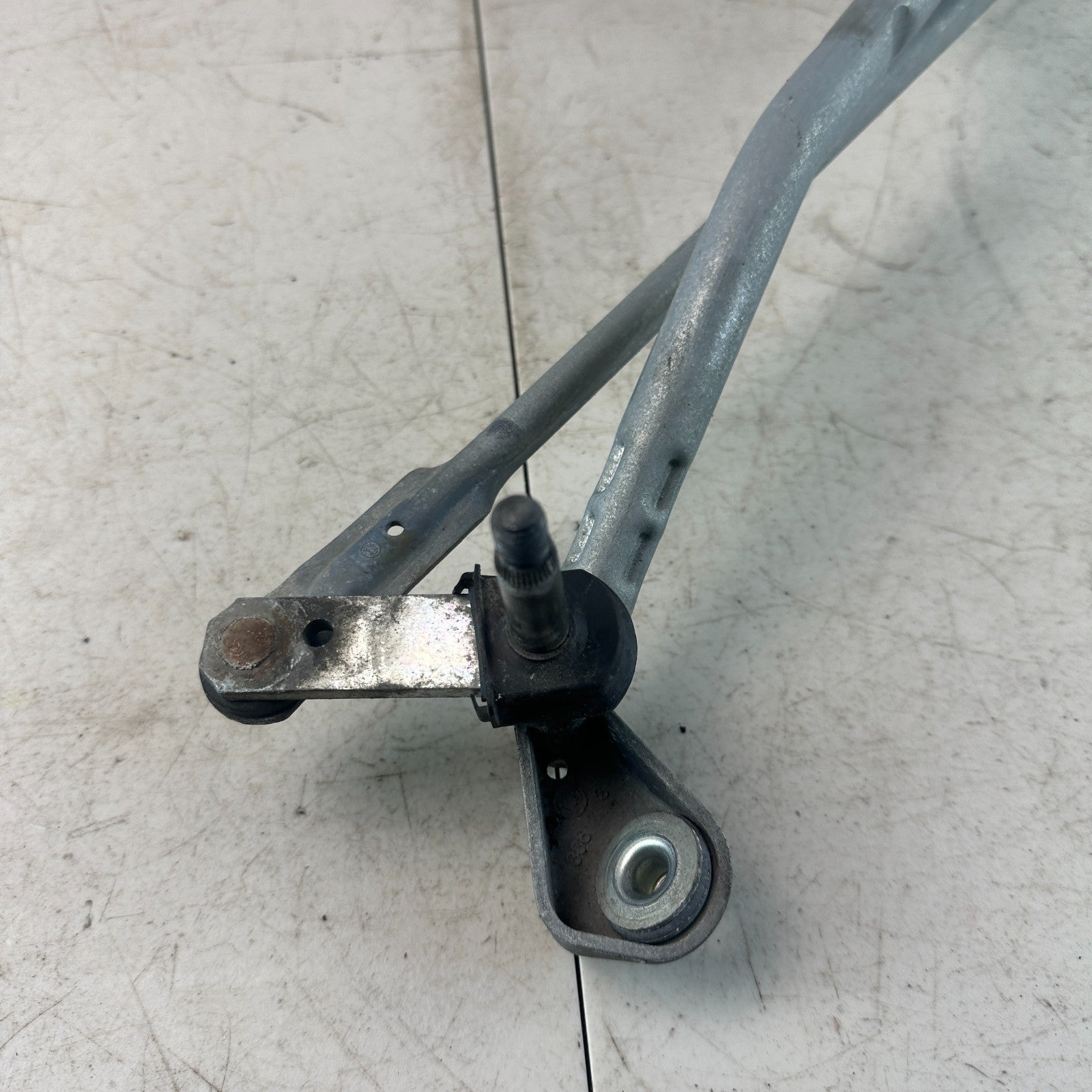 2015-2018 MERCEDES W205 C300 FRONT WINDSHIELD WIPER LINKAGE W/ MOTOR A2058200740