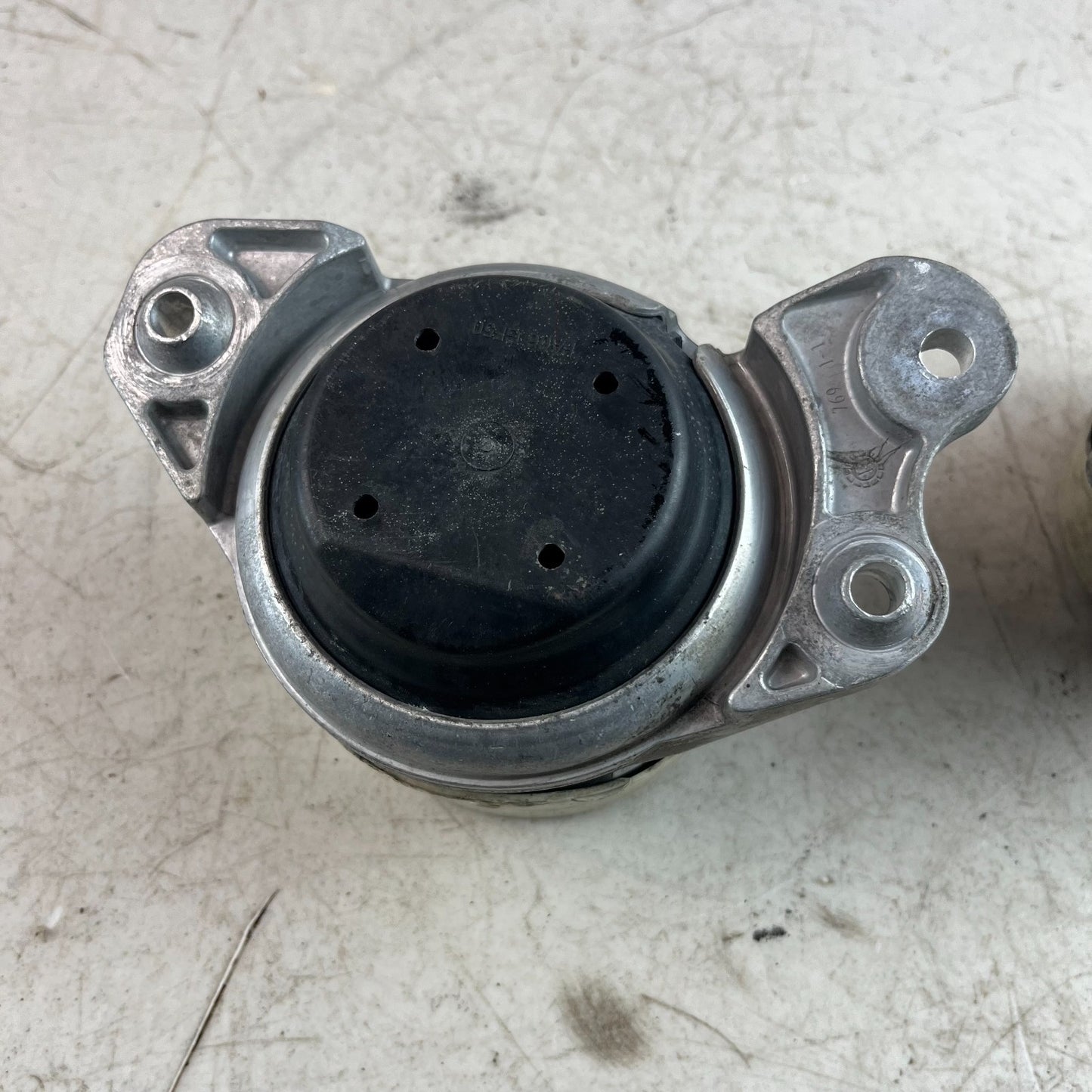 2015-2018 MERCEDES W205 C300 LEFT & RIGHT ENGINE MOUNT BRACKET PAIR A2052400800