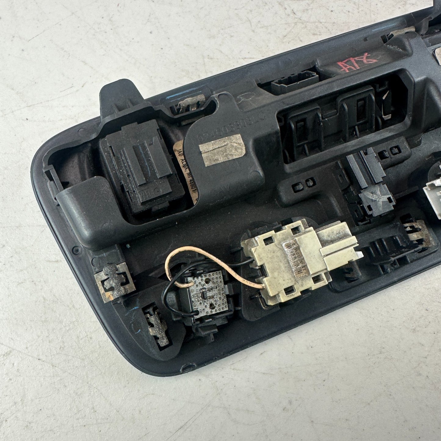 2016-2018 CHEVROLET CAMARO OVERHEAD CONSOLE MAP LIGHT W/ SUNROOF SWITCH 84026942