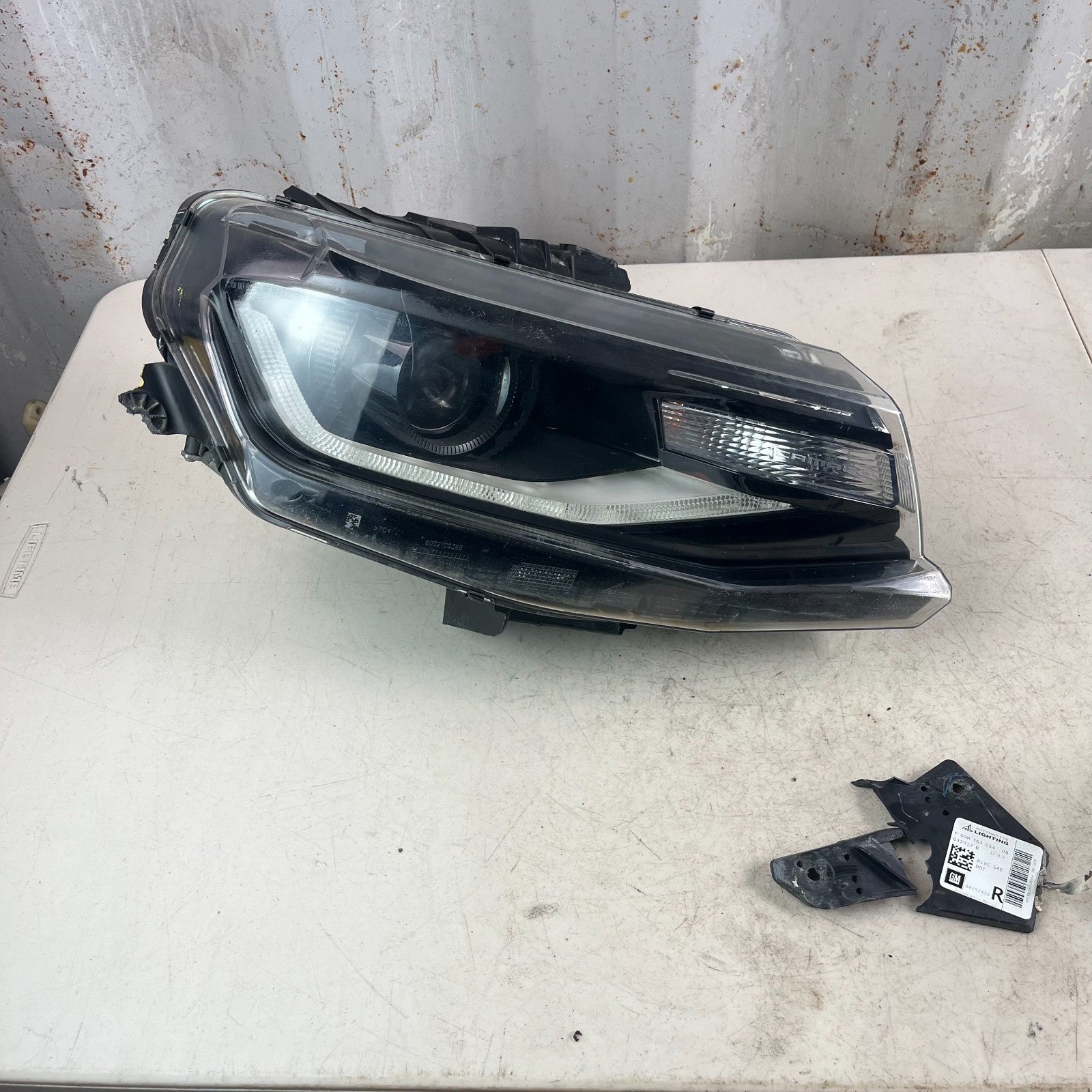 2016-2024 CHEVY CAMARO FRONT RIGHT PASSENGER HEADLIGHT HEADLAMP *TABS BROKEN OEM