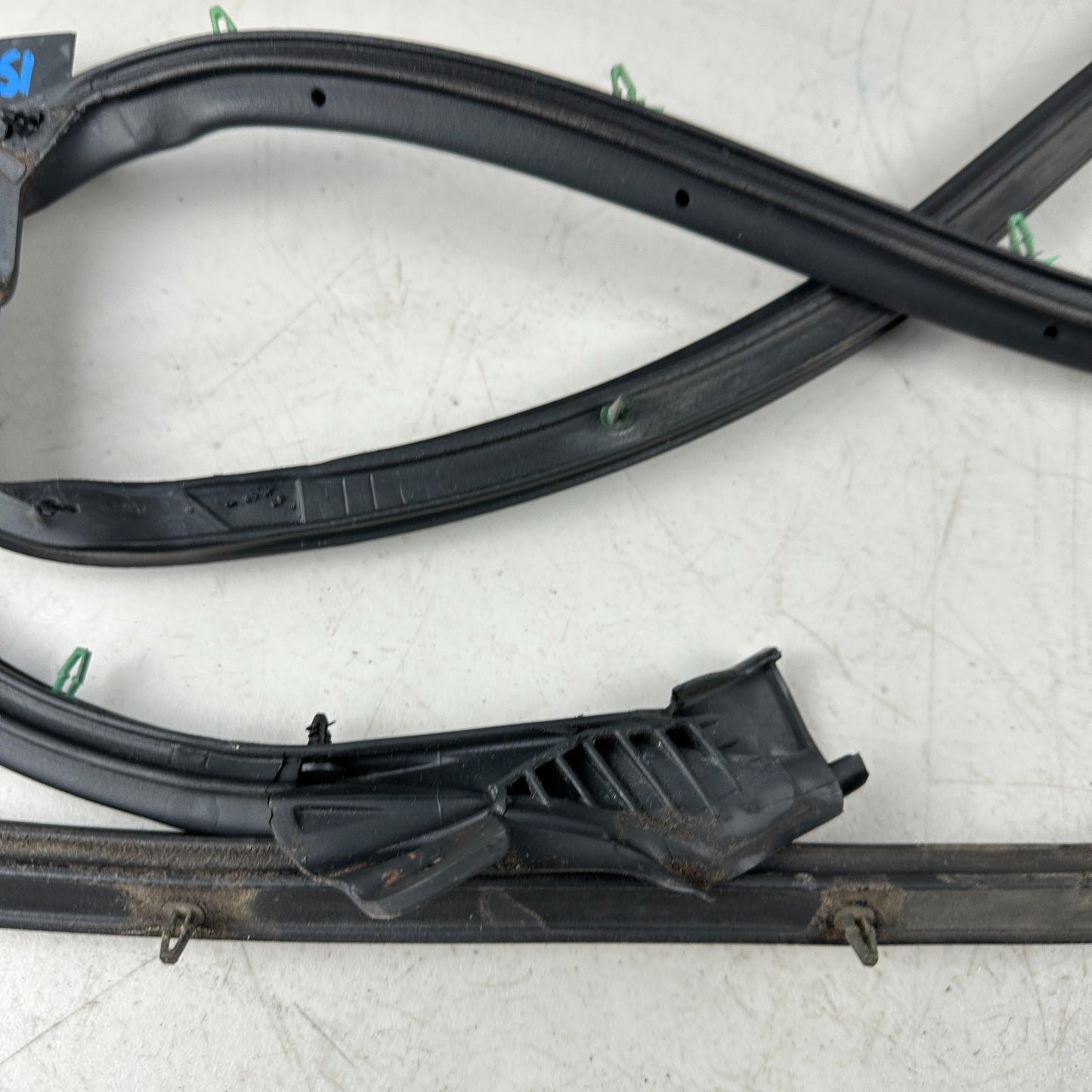 05-13 CHEVROLET CORVETTE FRONTLEFT DRIVER SIDE DOOR WEATHERSTRIP RUBBER SEAL OEM