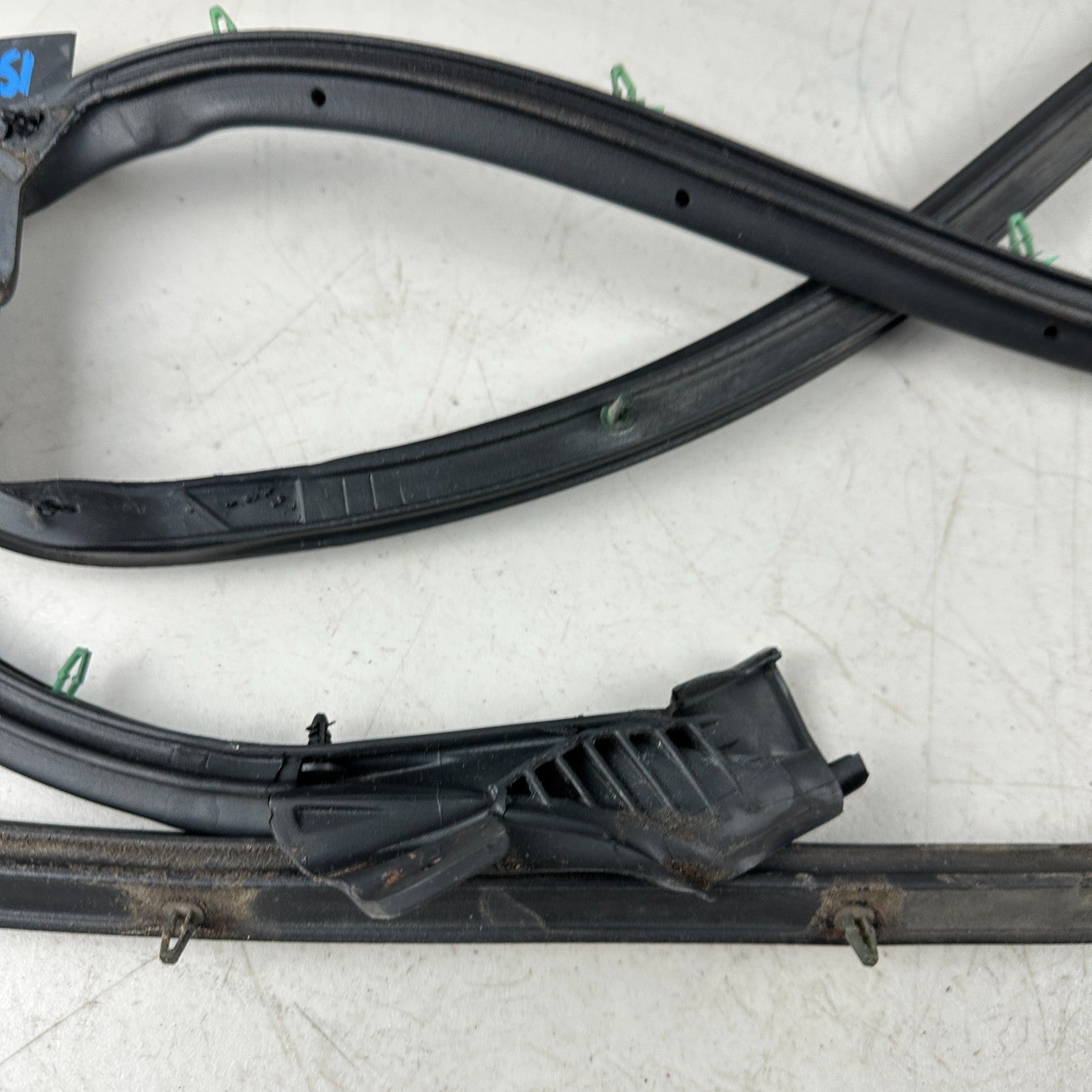 05-13 CHEVROLET CORVETTE FRONTLEFT DRIVER SIDE DOOR WEATHERSTRIP RUBBER SEAL OEM