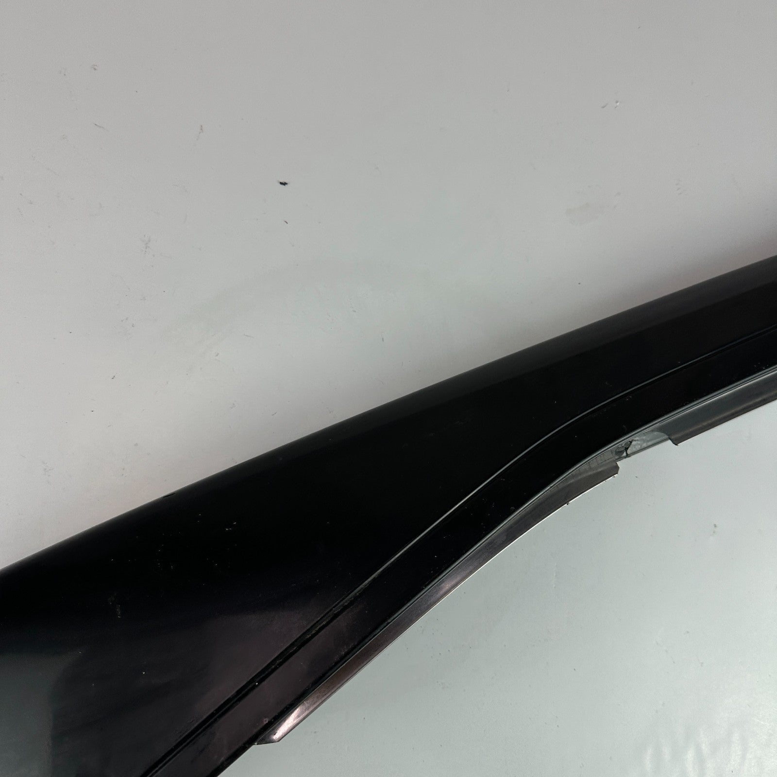 2005-2013 CHEVROLET CORVETTE C6 FRONT LEFT SIDE DOOR WINDOW A-PILLAR MOLDING OEM