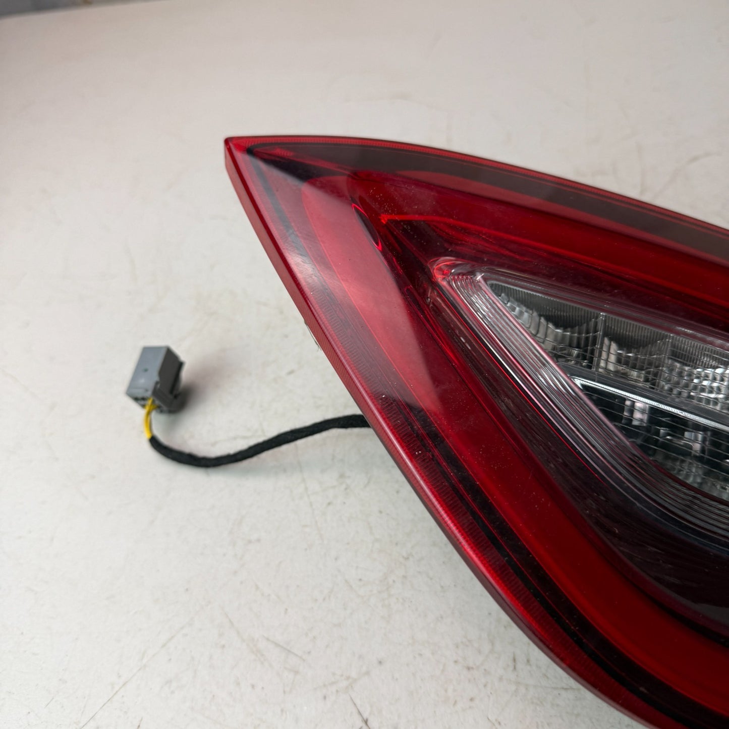2017-2024 MASERATI LEVANTE REAR RIGHT PASSENGER INNER TAIL LIGHT LAMP 20680220