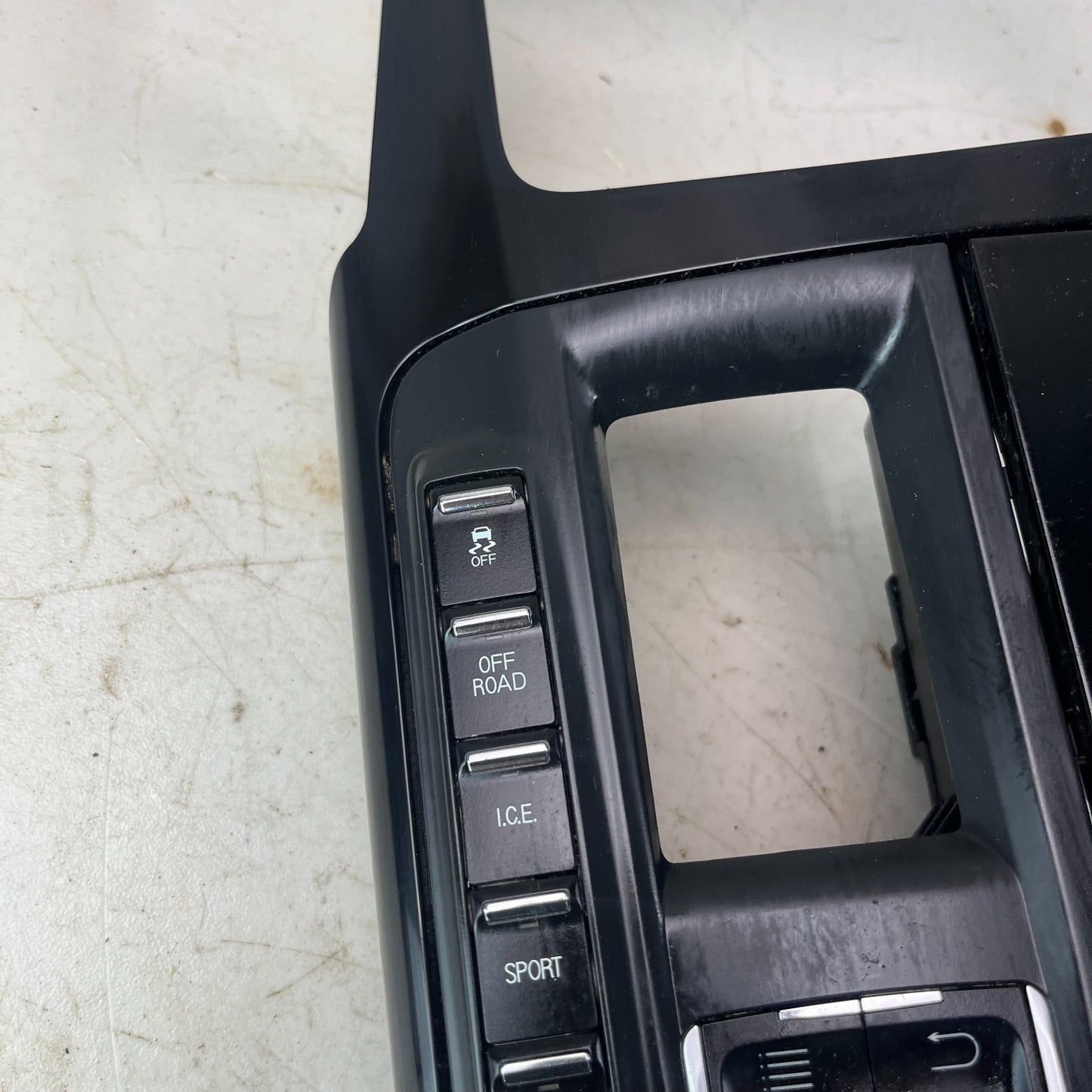 2017-2020 MASERATI LEVANTE GEAR SHIFTER CUP HOLDER PANEL W/ SWITCH 670064671 OEM