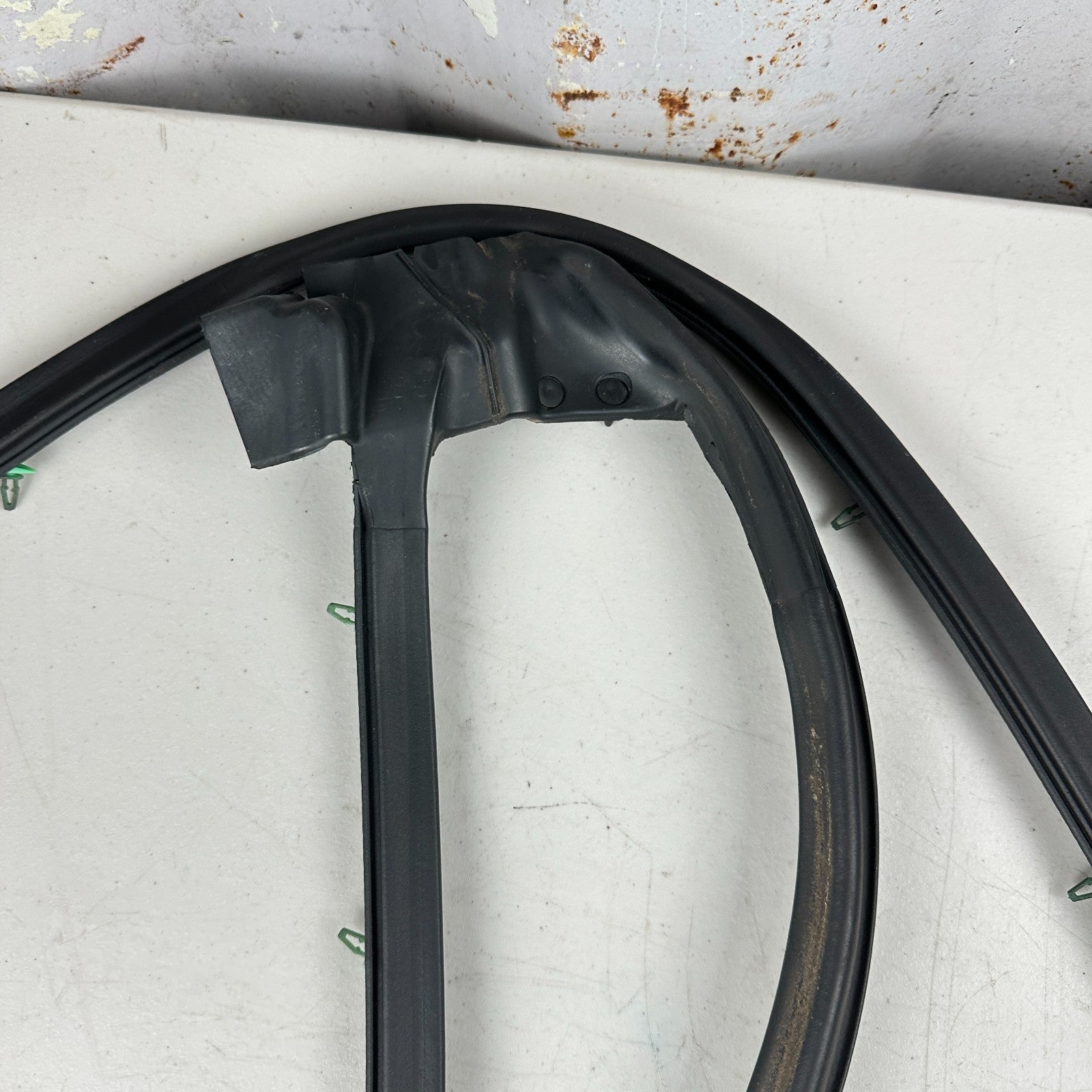 05-13 CHEVROLET CORVETTE FRONTLEFT DRIVER SIDE DOOR WEATHERSTRIP RUBBER SEAL OEM