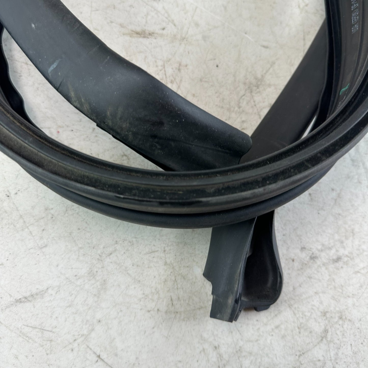 05-13 CHEVROLET CORVETTE C6 FRONT WINDSHIELD WEATHERSTRIP RUBBER SEAL BLACK OEM