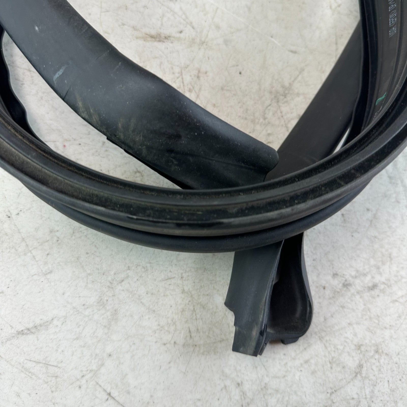 05-13 CHEVROLET CORVETTE C6 FRONT WINDSHIELD WEATHERSTRIP RUBBER SEAL BLACK OEM