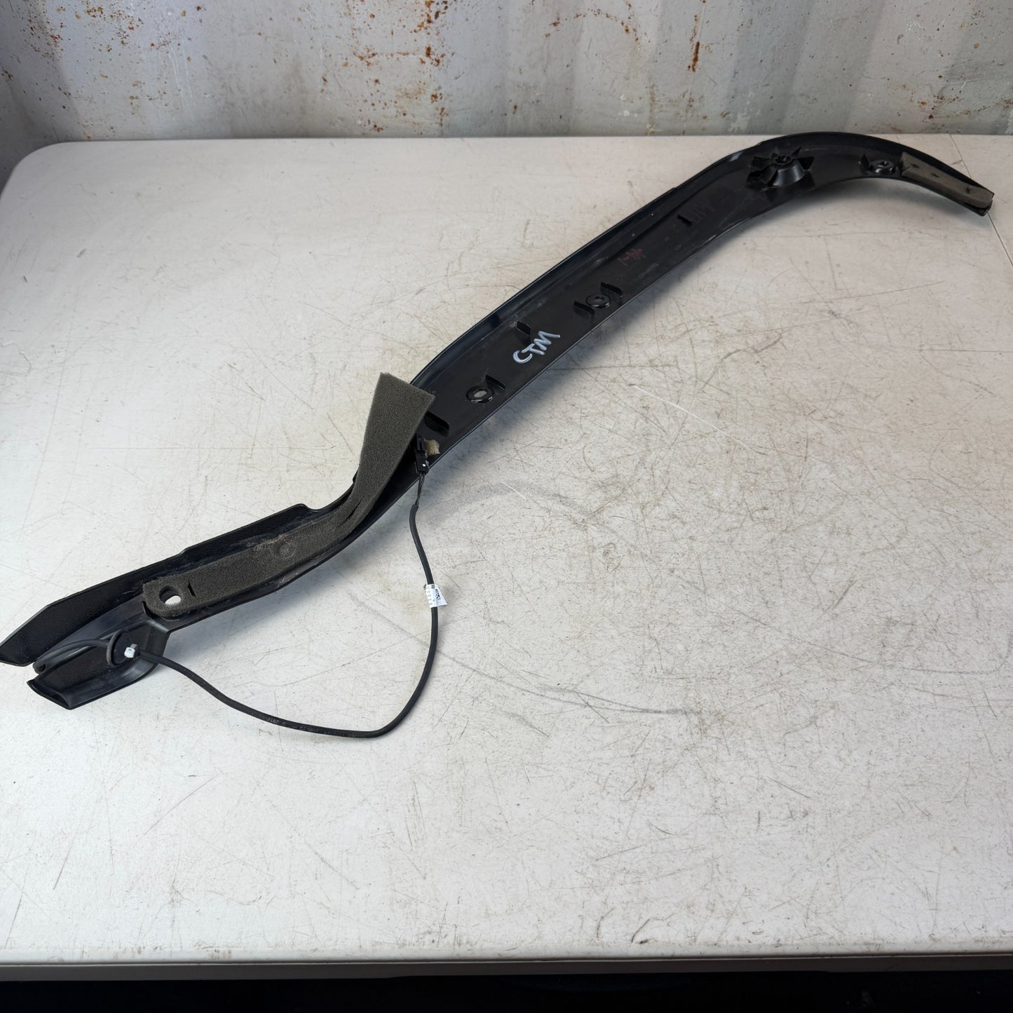 2017-2020 MASERATI LEVANTE LEFT SIDE LIFTGATE TRUNK ANTI PINCH SENSOR COVER OEM