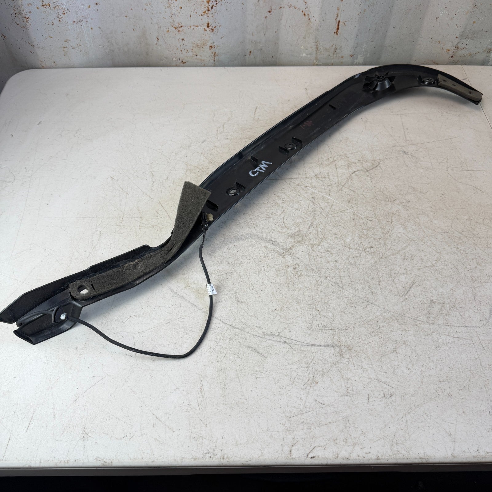 2017-2020 MASERATI LEVANTE LEFT SIDE LIFTGATE TRUNK ANTI PINCH SENSOR COVER OEM