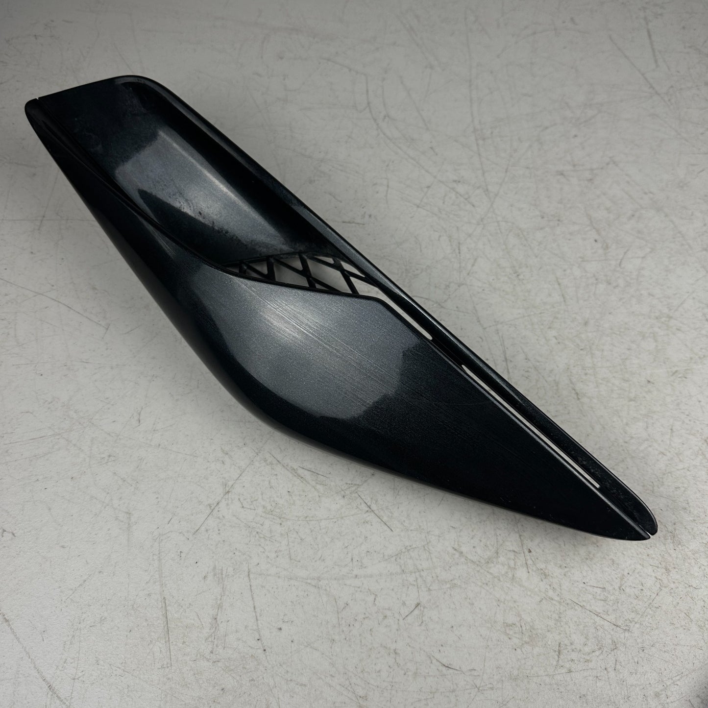 2014-2019 CHEVROLET CORVETTE RIGHT SIDE QAURTER PANEL SCOOP VENT BEZEL 23126296