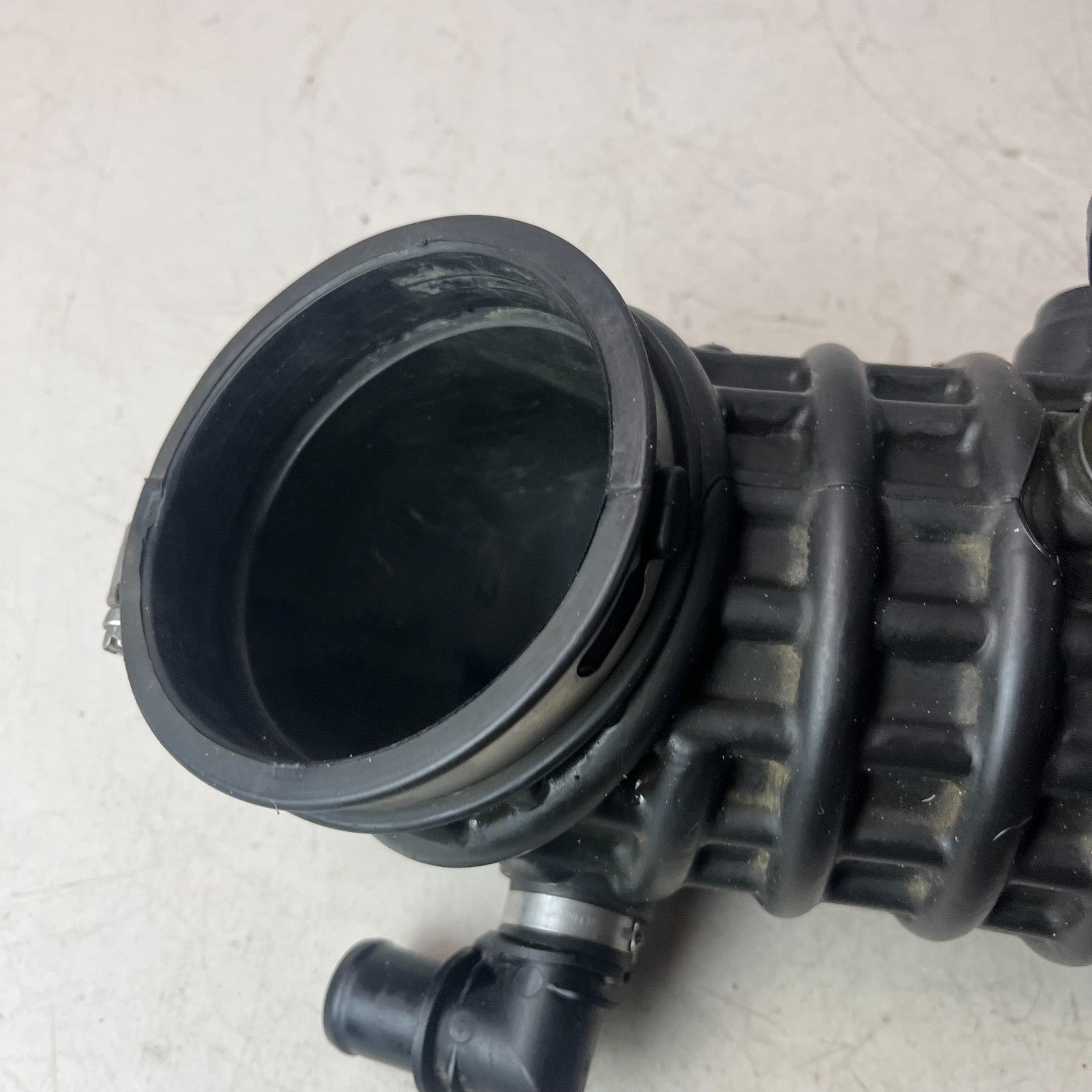 2016-2024 CHEVROLET CAMARO ENGINE AIR INTAKE CLEANER DUCT HOSE TUBE 23340374 OEM
