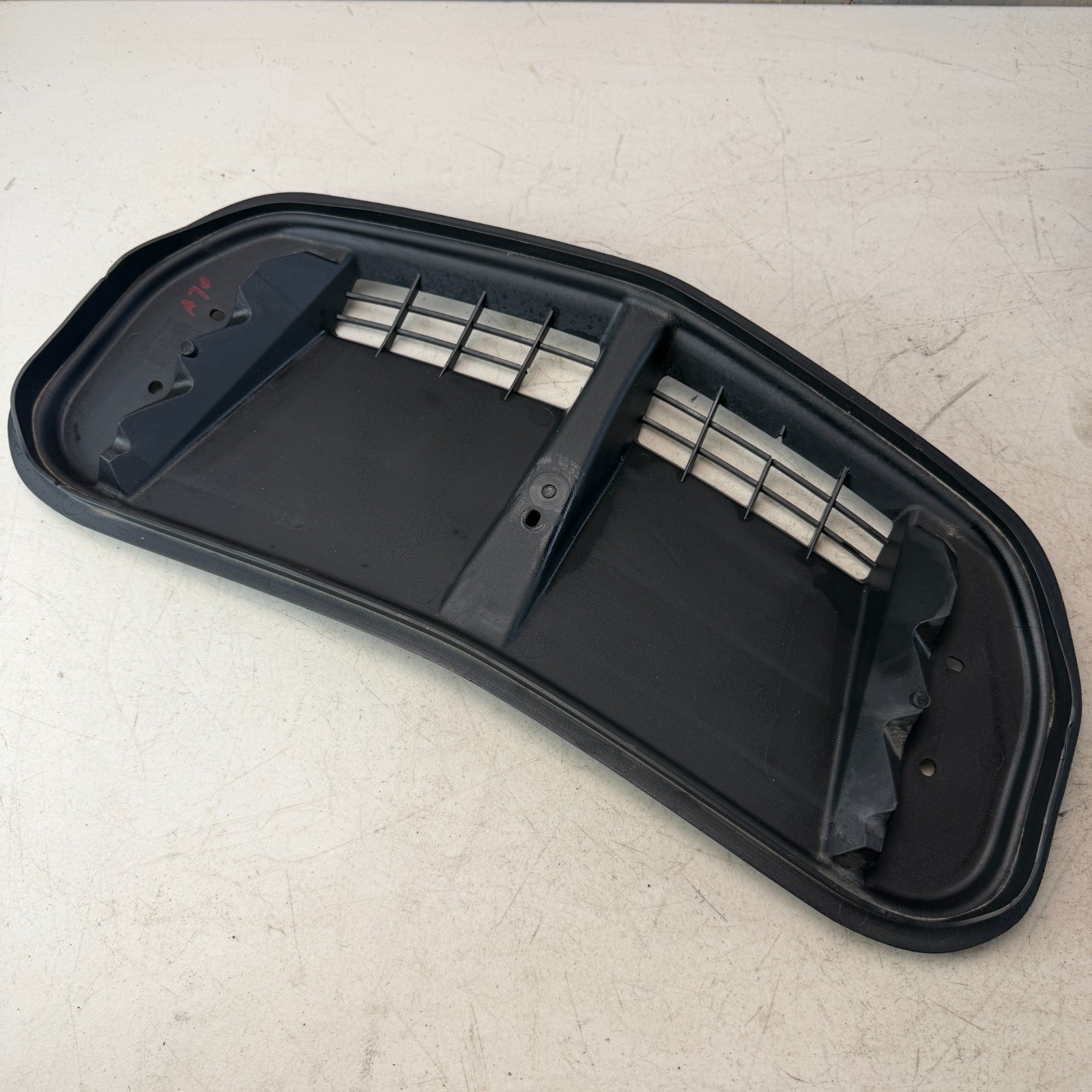 2019-2024 CHEVROLET CAMARO FRONT HOOD AIR SCOOP GRILLE DEFLECTOR 84338460 OEM