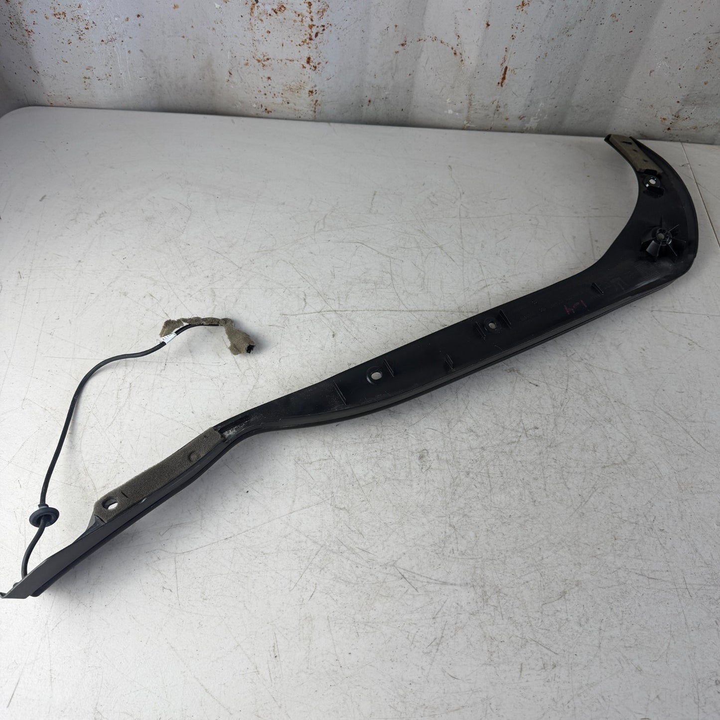 2017-2020 MASERATI LEVANTE RIGHT SIDE LIFTGATE TRUNK ANTI PINCH SENSOR COVER OEM