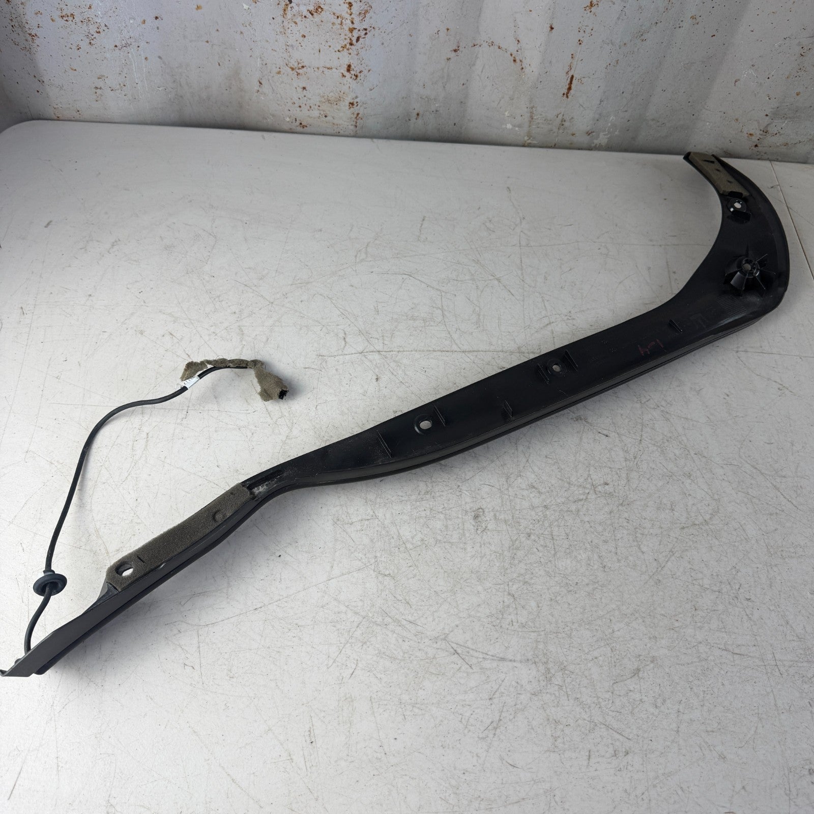 2017-2020 MASERATI LEVANTE RIGHT SIDE LIFTGATE TRUNK ANTI PINCH SENSOR COVER OEM