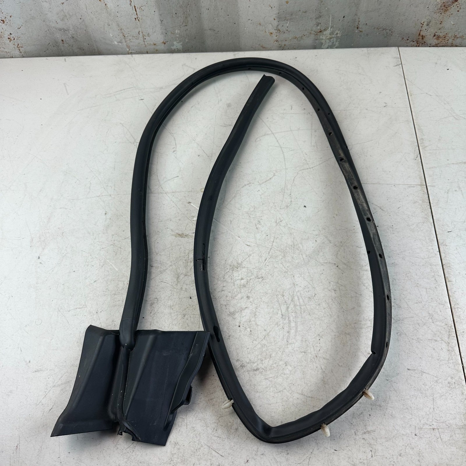 2017 - 2020 MASERATI LEVANTE FRONT RIGHT SIDE DOOR LOWER WEATHERSTRIP SEAL OEM