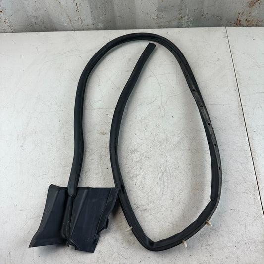 2017 - 2020 MASERATI LEVANTE FRONT RIGHT SIDE DOOR LOWER WEATHERSTRIP SEAL OEM
