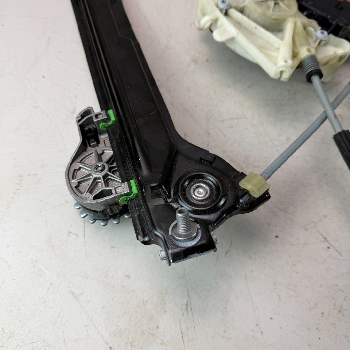 2017-2020 MASERATI LEVANTE REAR LEFT SIDE DOOR WINDOW REGULATOR MOTOR 670104206