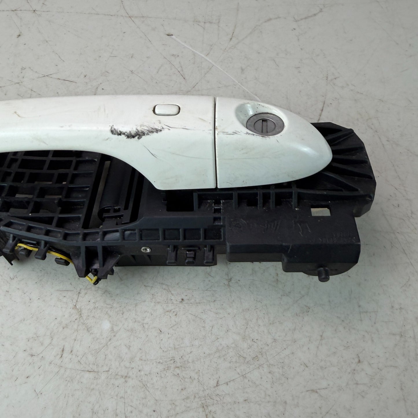 2017-2020 MASERATI LEVANTE FRONT LEFT DRIVER SIDE EXTERIOR DOOR HANDLE WHITE OEM