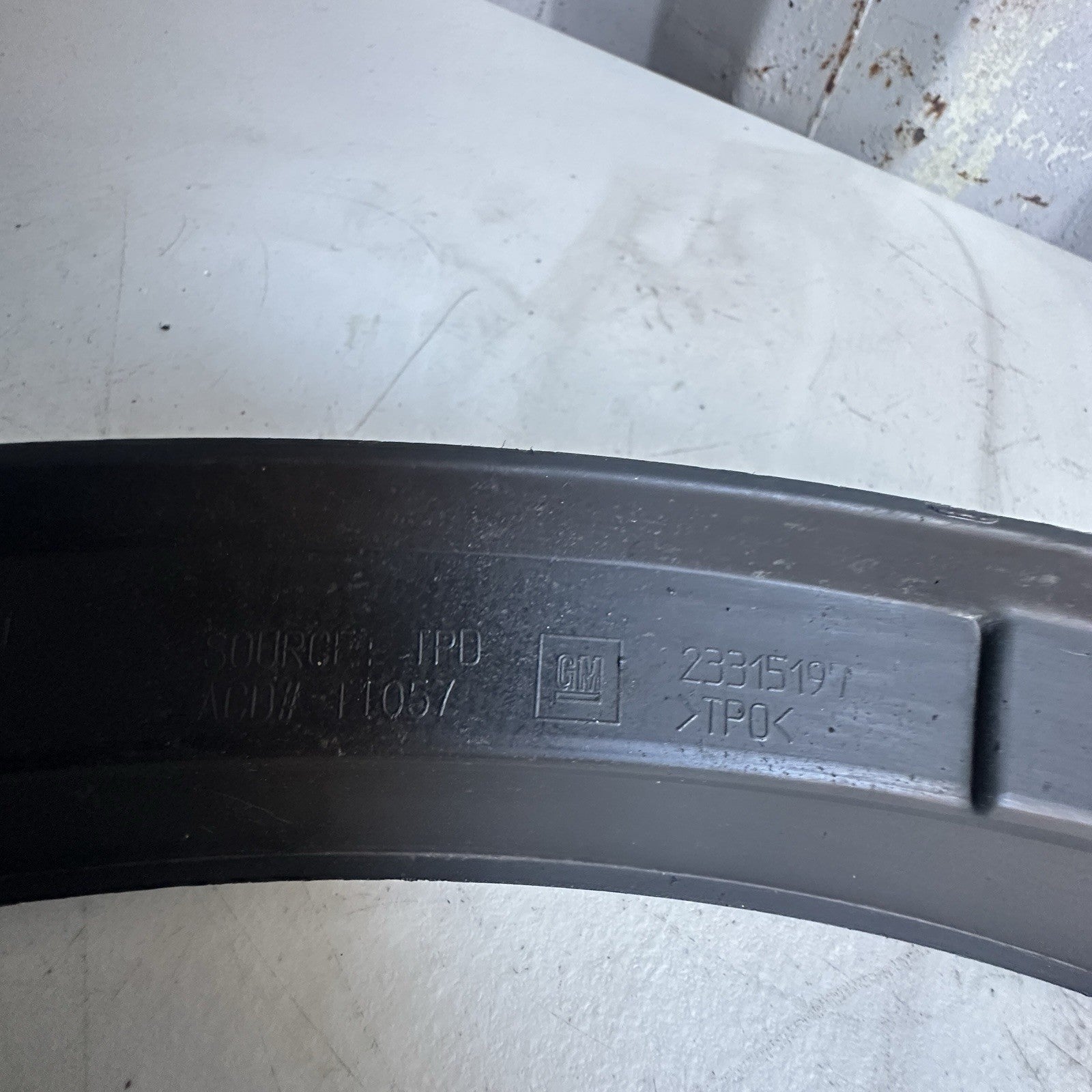 15-19 CHEVROLET CORVETTE Z06 OEM RH PASSENGER FRONT FENDER MOLDING 23315197