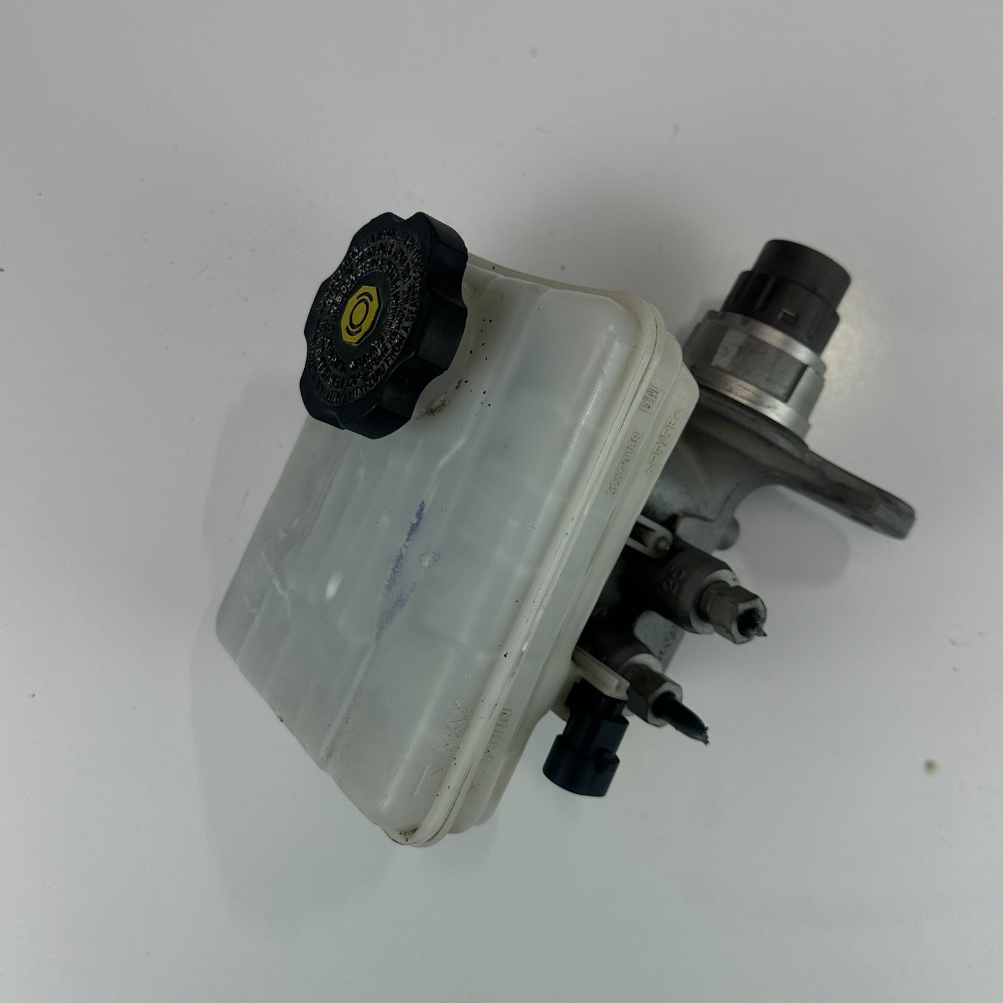 14-19 CHEVROLET CORVETTE C7 BRAKE MASTER CYLINDER W/ RESERVOIR TANK 32670188 OEM