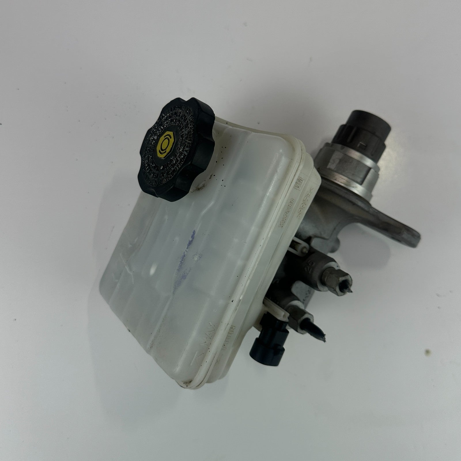 14-19 CHEVROLET CORVETTE C7 BRAKE MASTER CYLINDER W/ RESERVOIR TANK 32670188 OEM