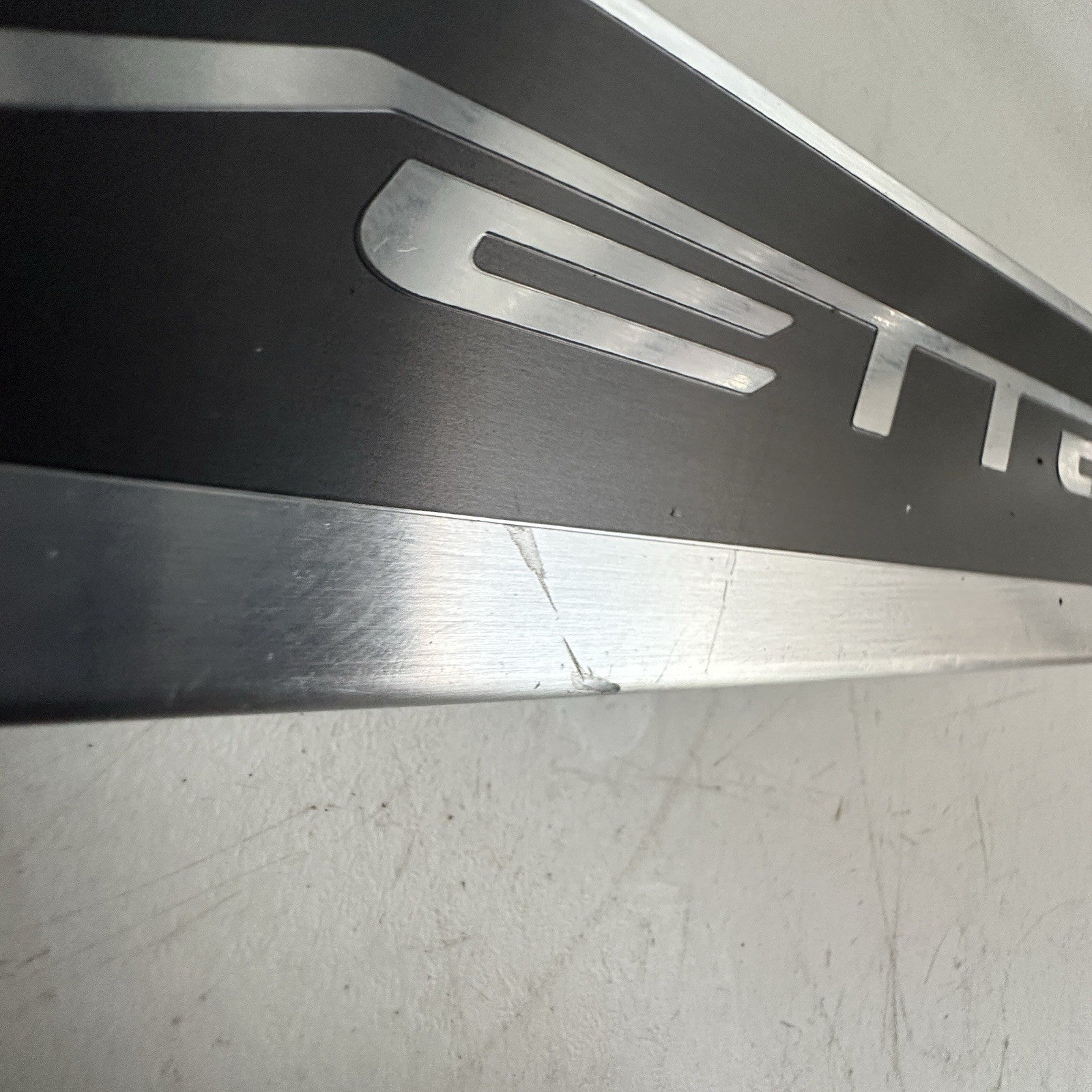 2014-2019 CHEVY CORVETTE C7 RIGHT DOOR SILL PLATE SCUFF PLATE TRIM 22789327
