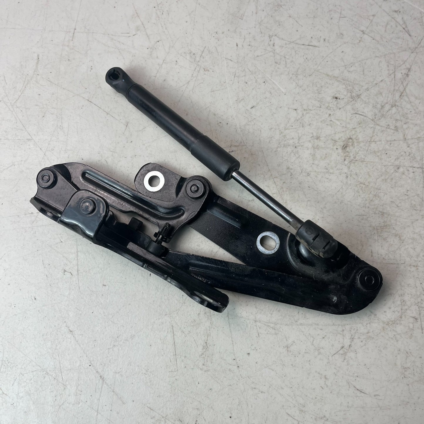 2016-2024 CHEVY CAMARO LEFT SIDE TAILGATE HINGE WITH LIFT SUPPORT 84045963 OEM