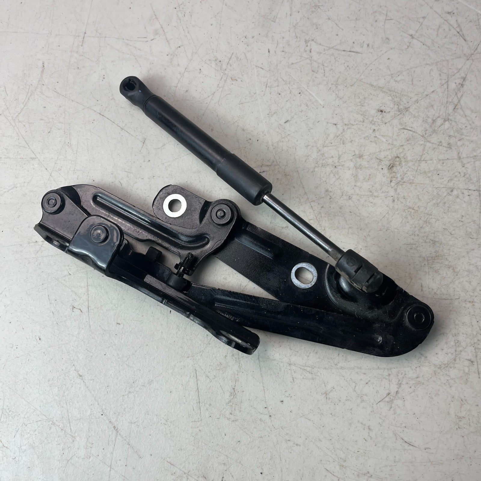 2016-2024 CHEVY CAMARO LEFT SIDE TAILGATE HINGE WITH LIFT SUPPORT 84045963 OEM