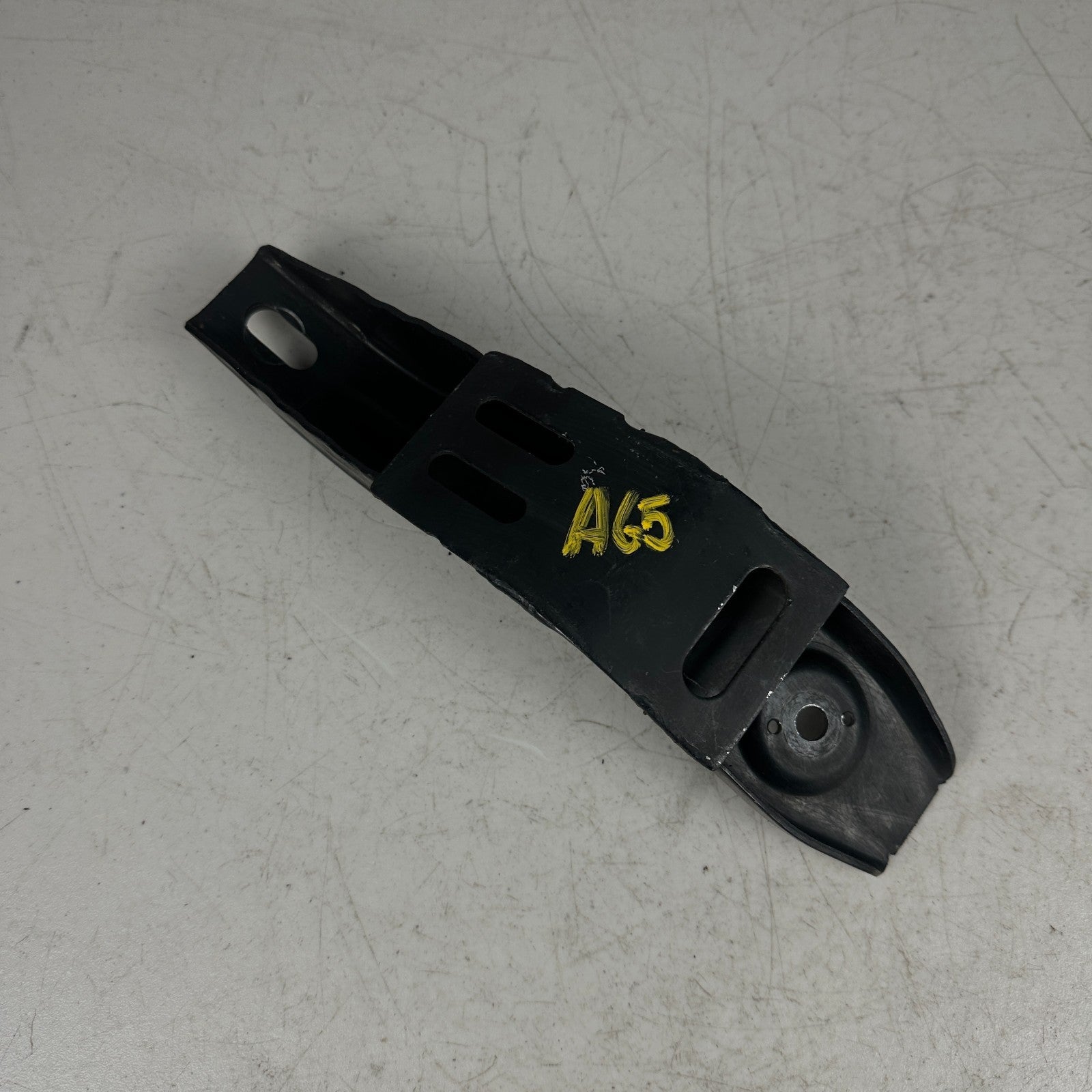2016-24 CHEVROLET CAMARO REAR RIGHT SIDE CROSSMEMBER MOUNT BRACKET 23227530 OEM