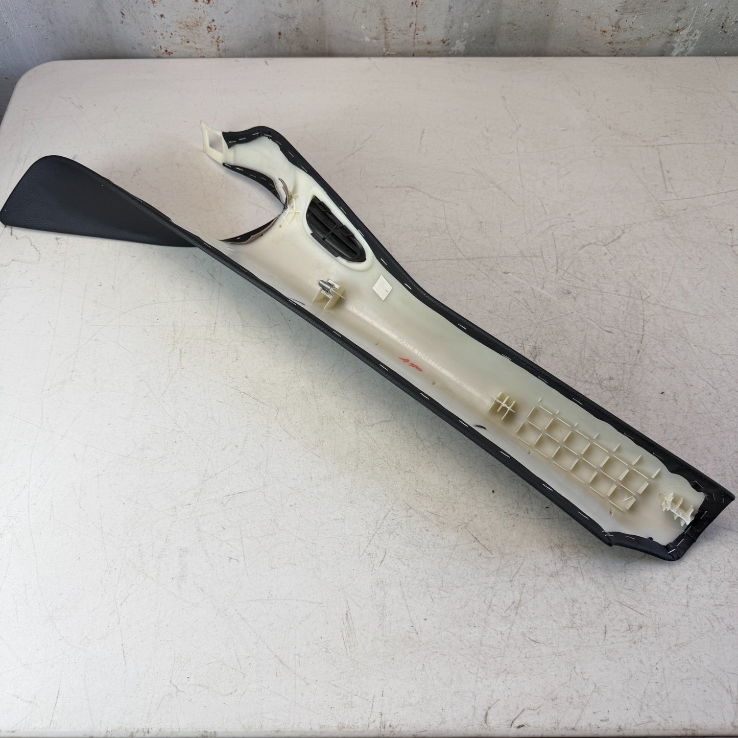 2005-2013 CHEVROLET CORVETTE C6 FRONT LEFT DRIVER A PILLAR COVER TRIM 10441171
