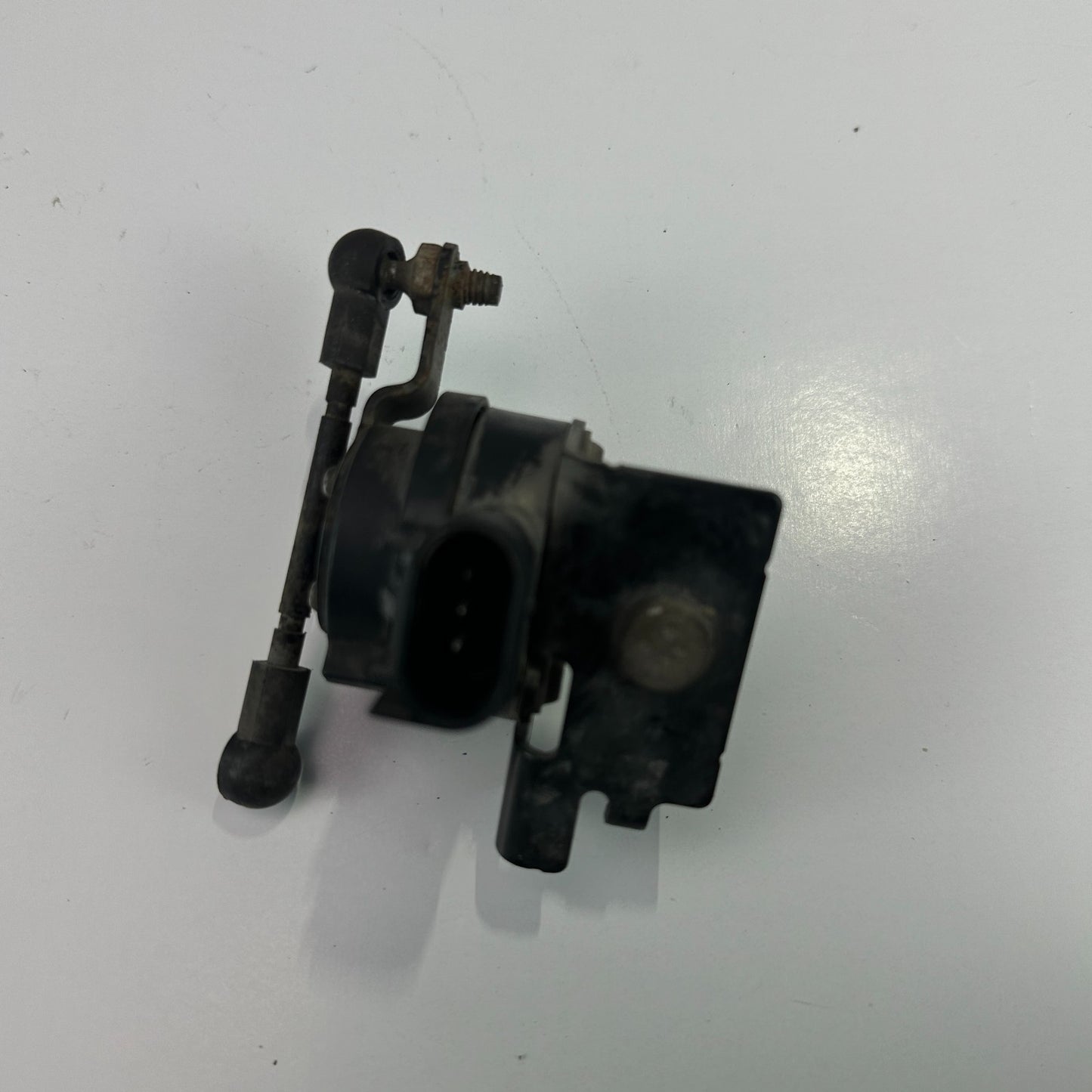 14-19 CHEVROLET CORVETTE C7 FRONT RIGHT SIDE HEADLIGHT LEVEL POSITION SENSOR OEM