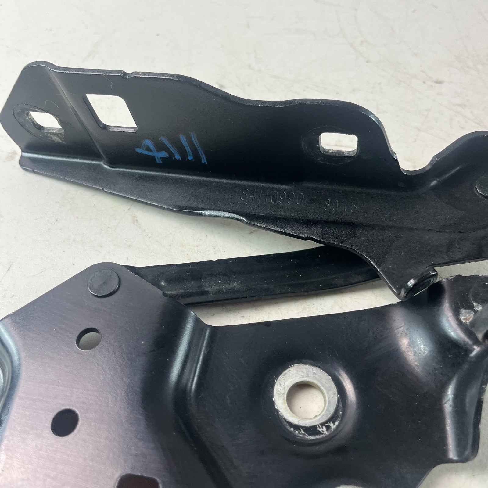 2016-2024 CHEVROLET CAMARO FRONT RIGHT PASSENGER HOOD BONNET HINGE 84110990 OEM