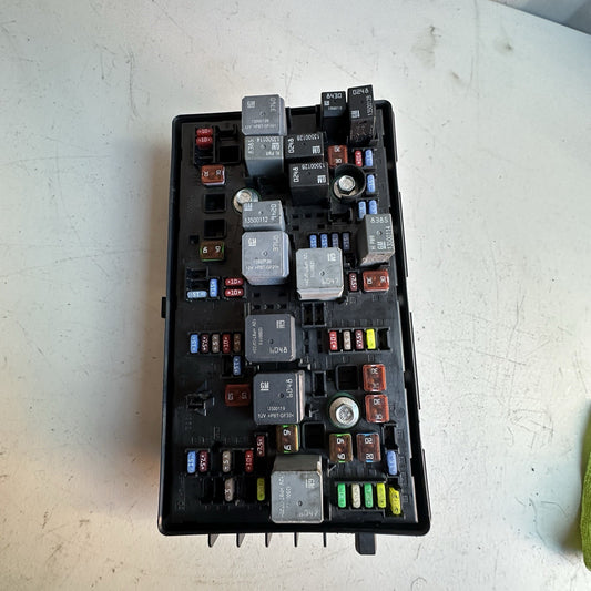 2011-2016 Chevy Cruze Malibu  Engine Relay Fuse Box 812461952