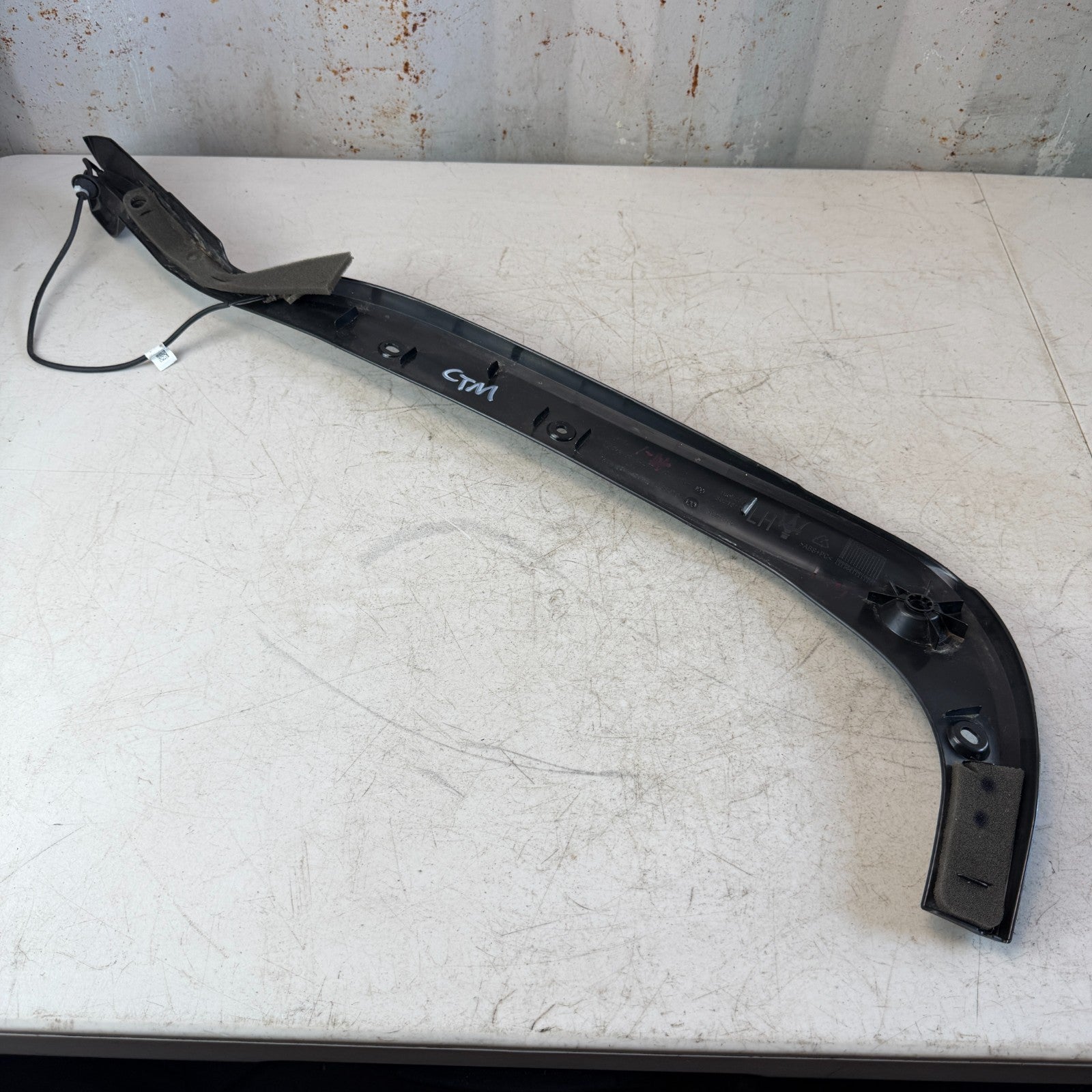 2017-2020 MASERATI LEVANTE LEFT SIDE LIFTGATE TRUNK ANTI PINCH SENSOR COVER OEM