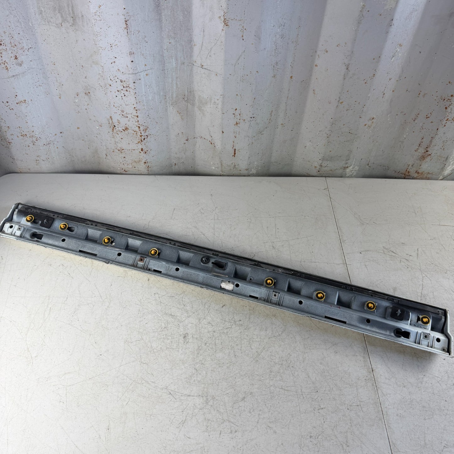 2017-2020 MASERATI LEVANTE FRONT RIGHT EXTERIOR DOOR LOWER MOLDING WHITE OEM