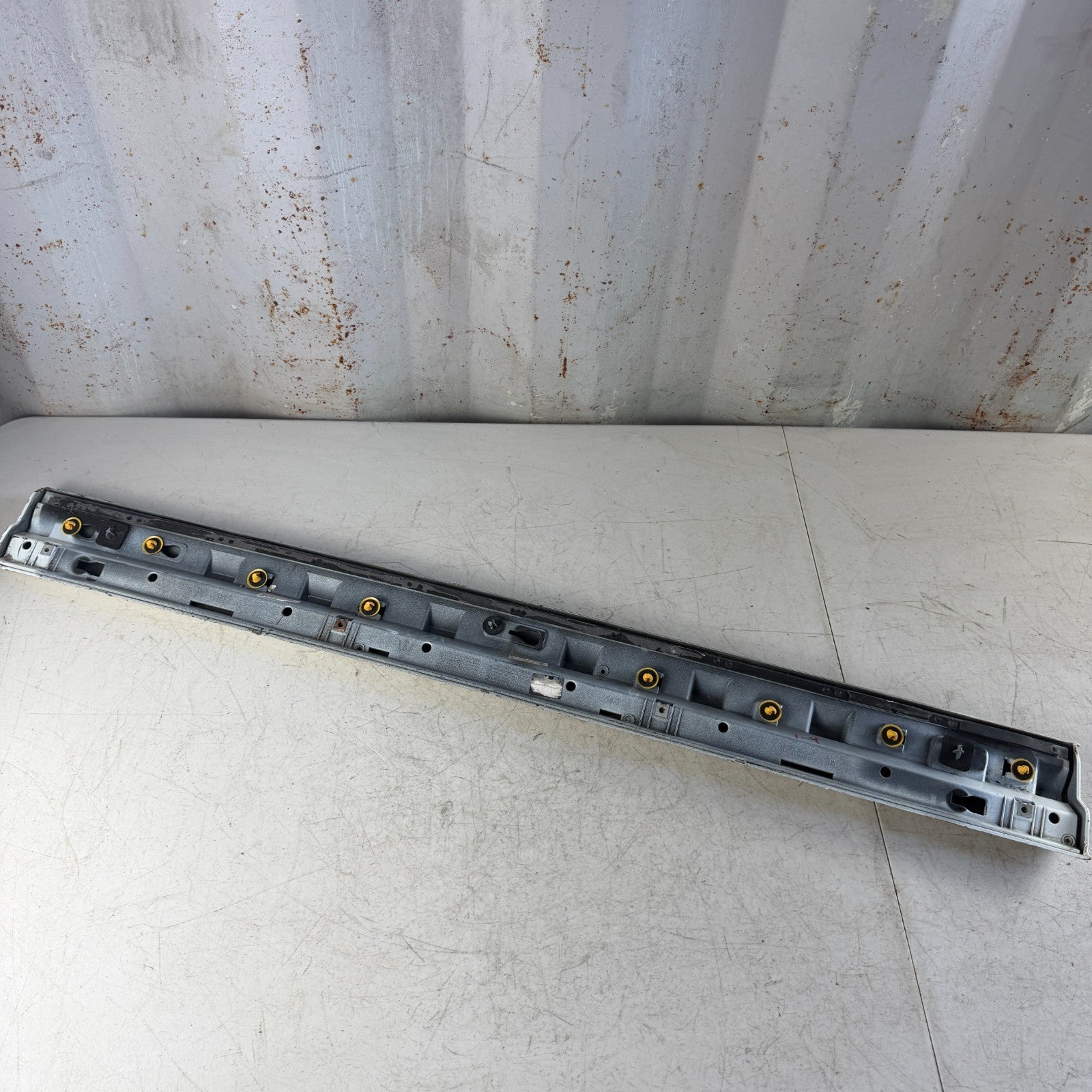 2017-2020 MASERATI LEVANTE FRONT RIGHT EXTERIOR DOOR LOWER MOLDING WHITE OEM